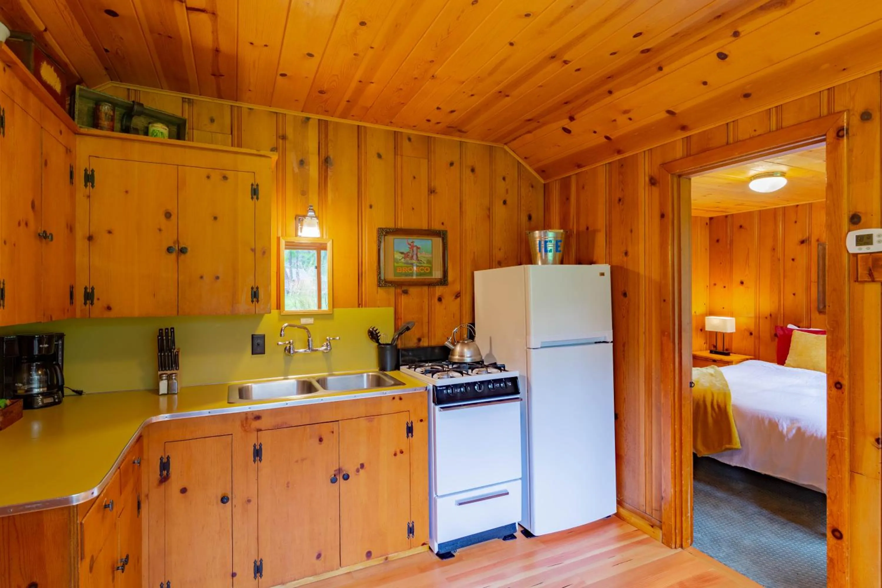 Kitchen or kitchenette, Bed in Lake Creek Lodge