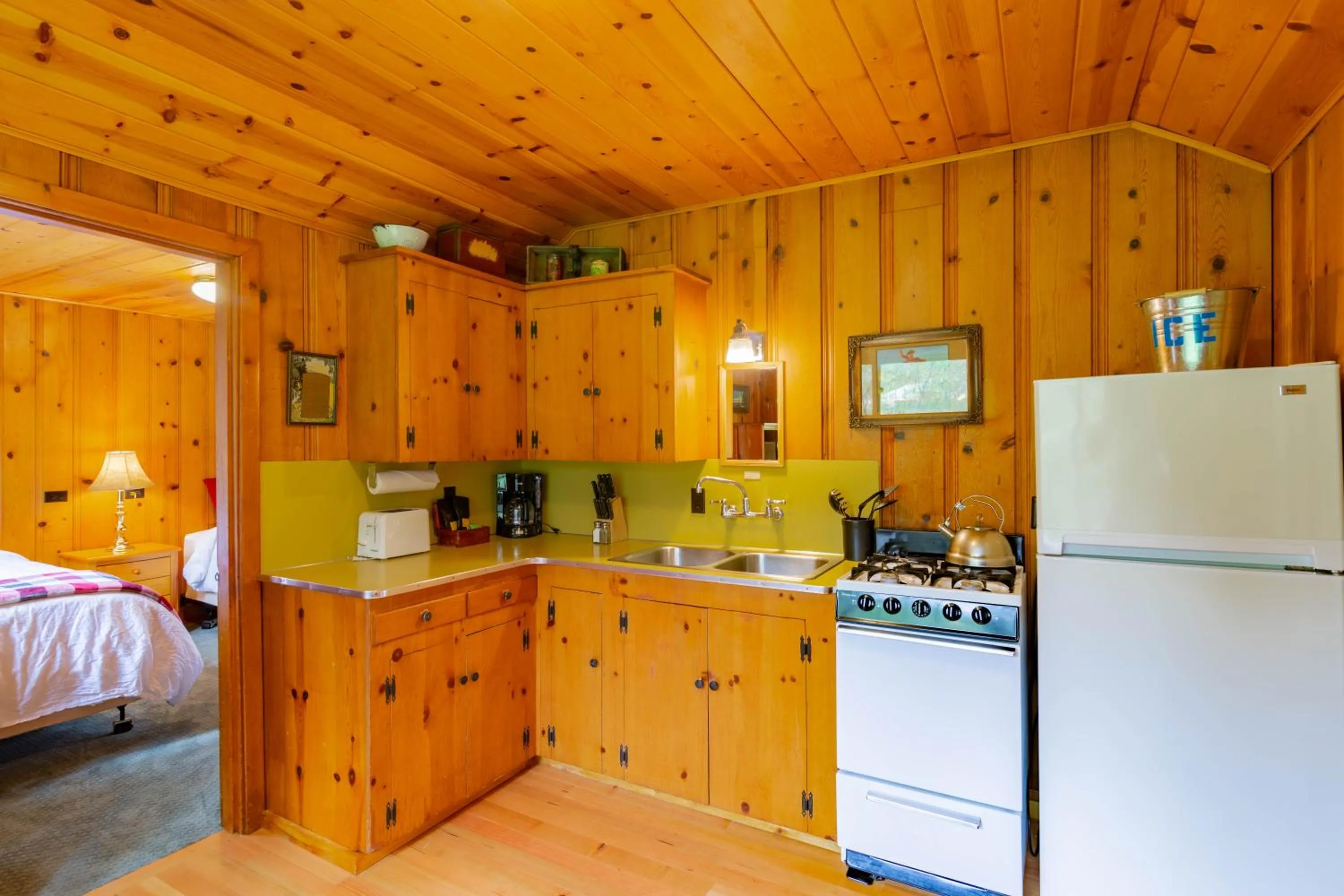Kitchen or kitchenette, Bed in Lake Creek Lodge