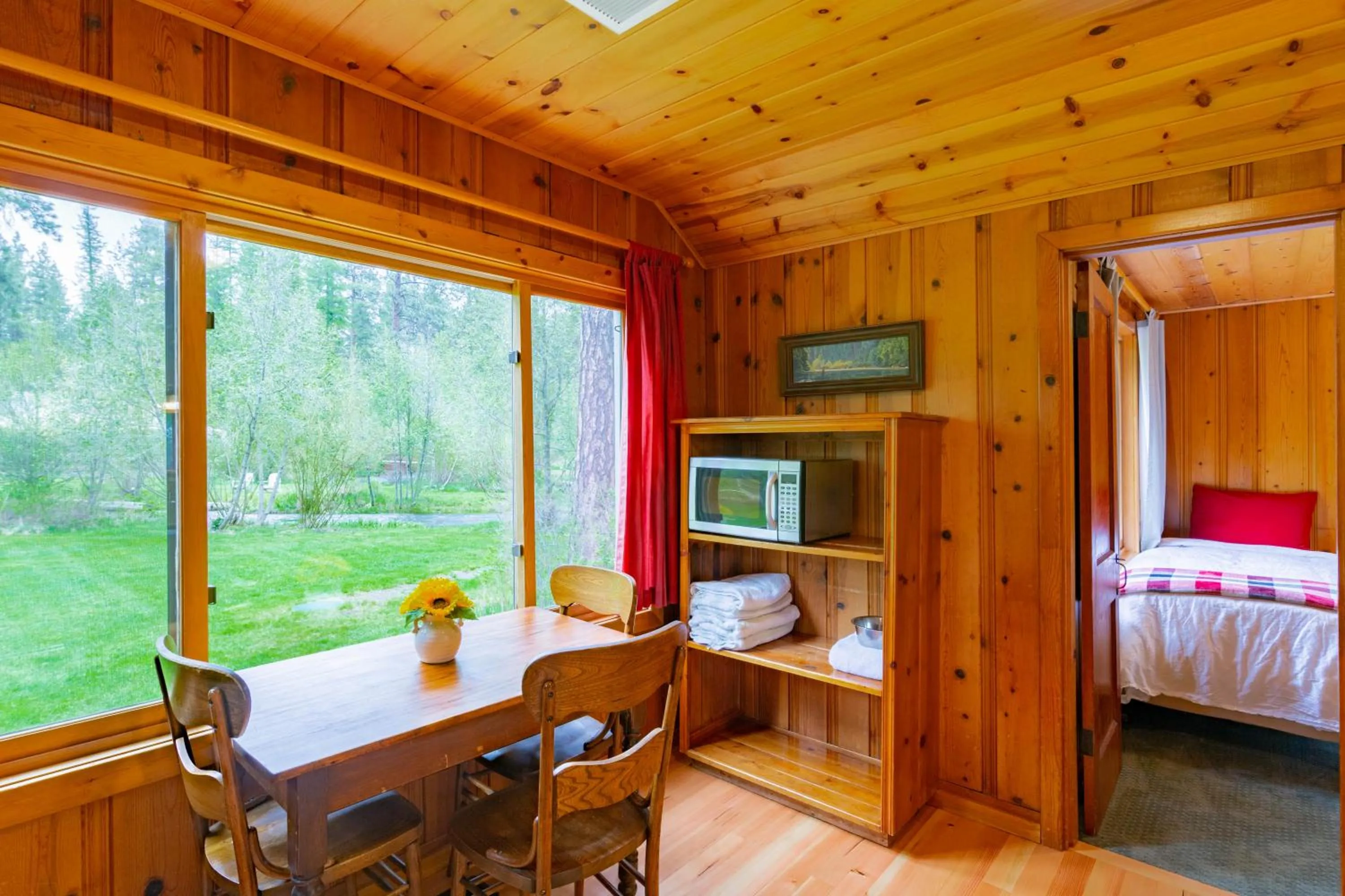 Dining area, Bed in Lake Creek Lodge