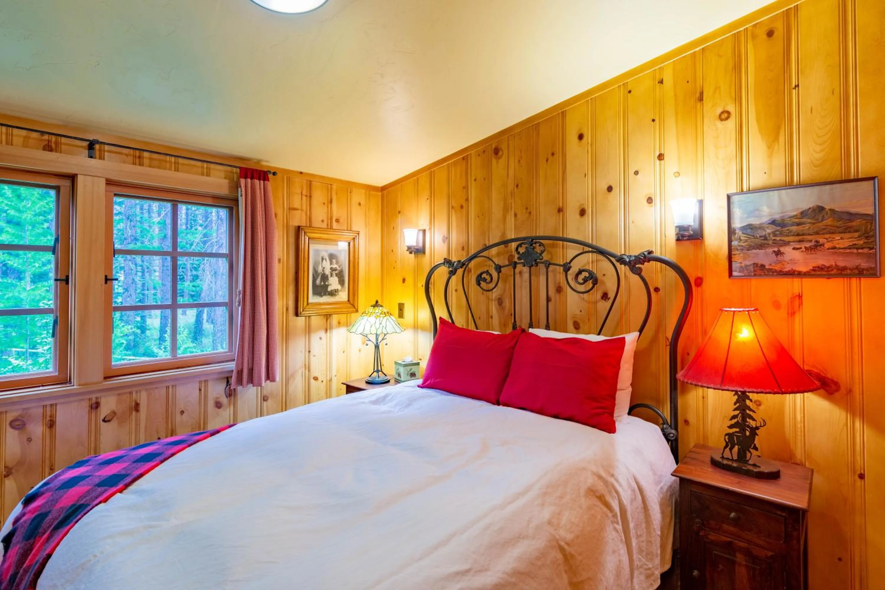 Bed in Lake Creek Lodge