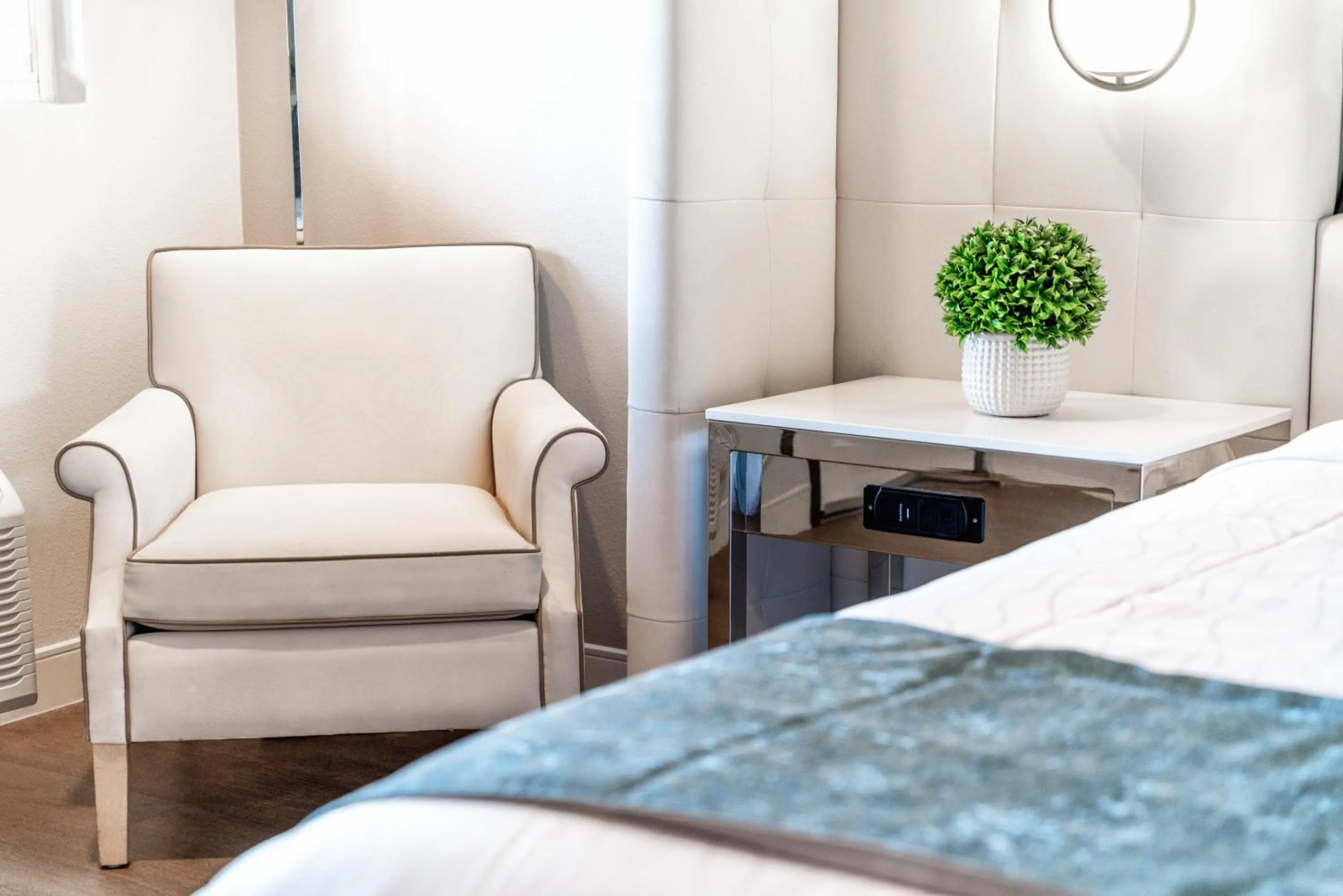 Seating area, Bed in Aspire Inn Studios & Spas