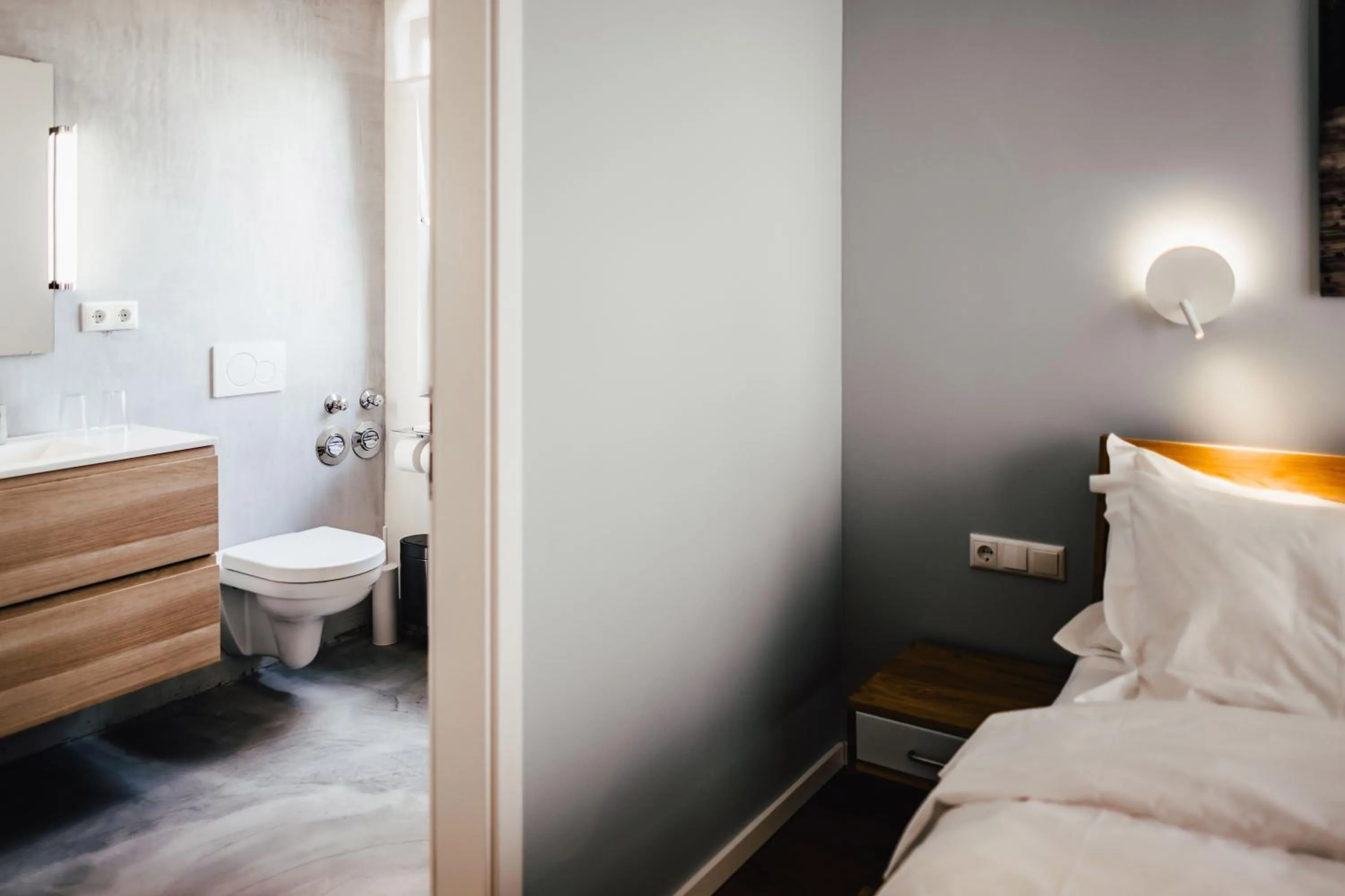 Toilet, Bed in The Layhead B&B