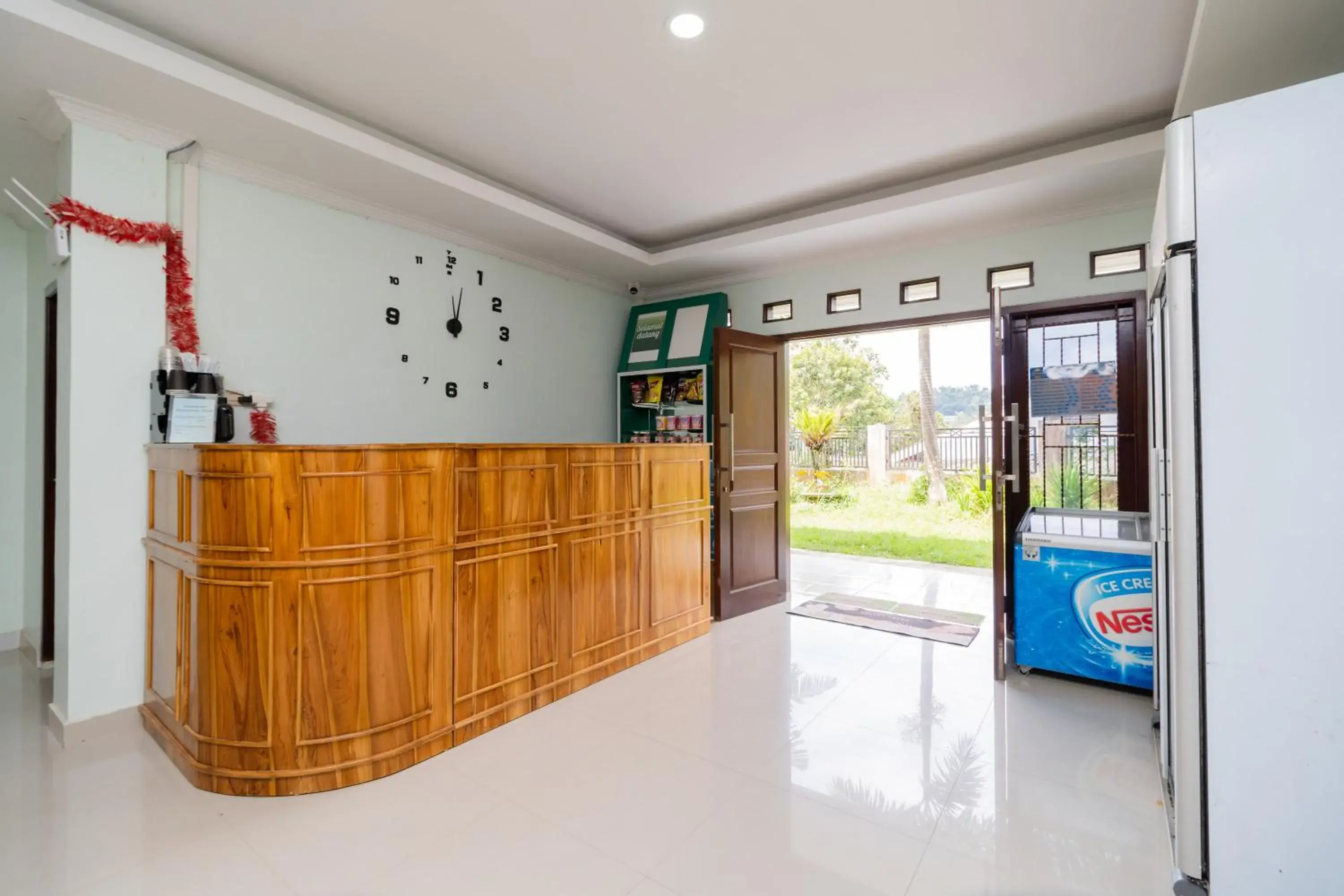 Lobby or reception in Urbanview Hotel Kampung Istal Megamendung Puncak by RedDoorz Lobby or reception in Urbanview Hotel Kampung Istal Megamendung Puncak by RedDoorz