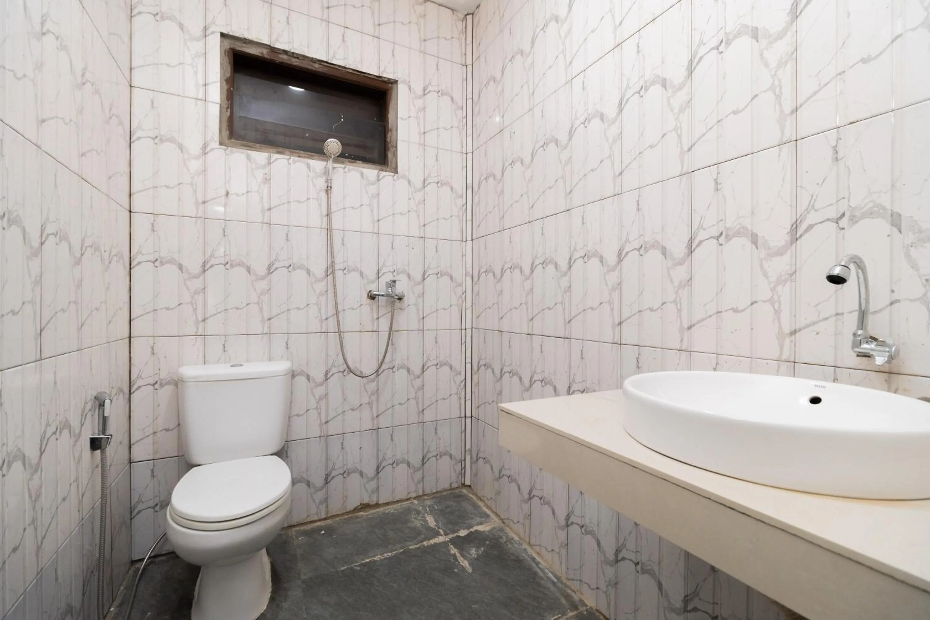 Bathroom in Urbanview Hotel Kampung Istal Megamendung Puncak by RedDoorz