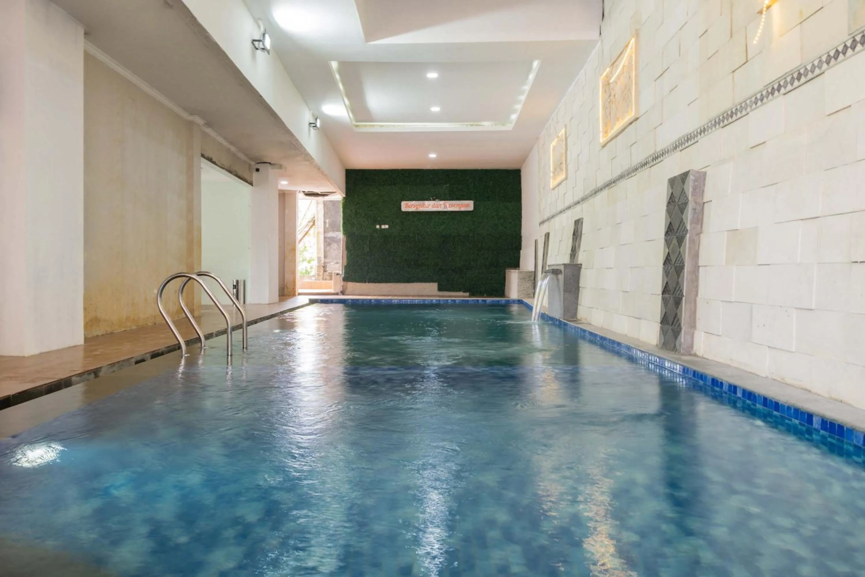 Swimming pool in Urbanview Hotel Kampung Istal Megamendung Puncak by RedDoorz