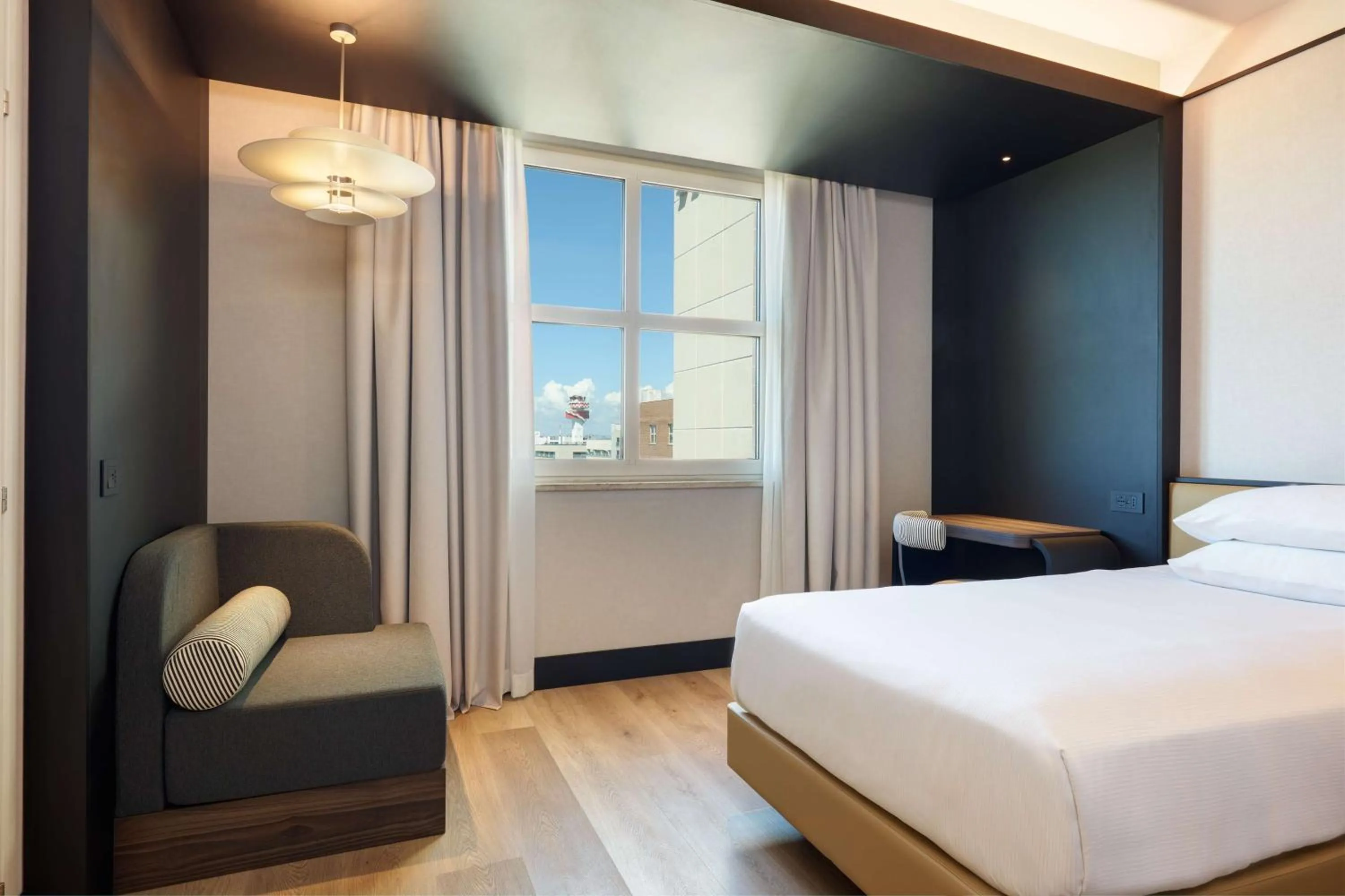 Living room, Bed in Hilton Rome Airport