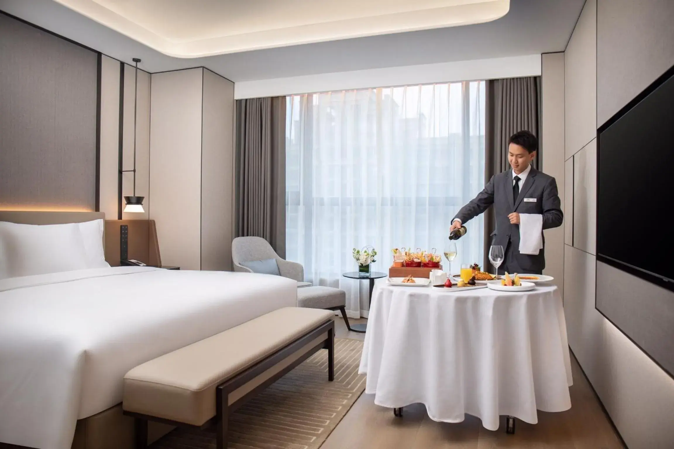 Photo of the whole room, Bed in Crowne Plaza Zhengzhou High Tech Zone by IHG Photo of the whole room, Bed in Crowne Plaza Zhengzhou High Tech Zone by IHG