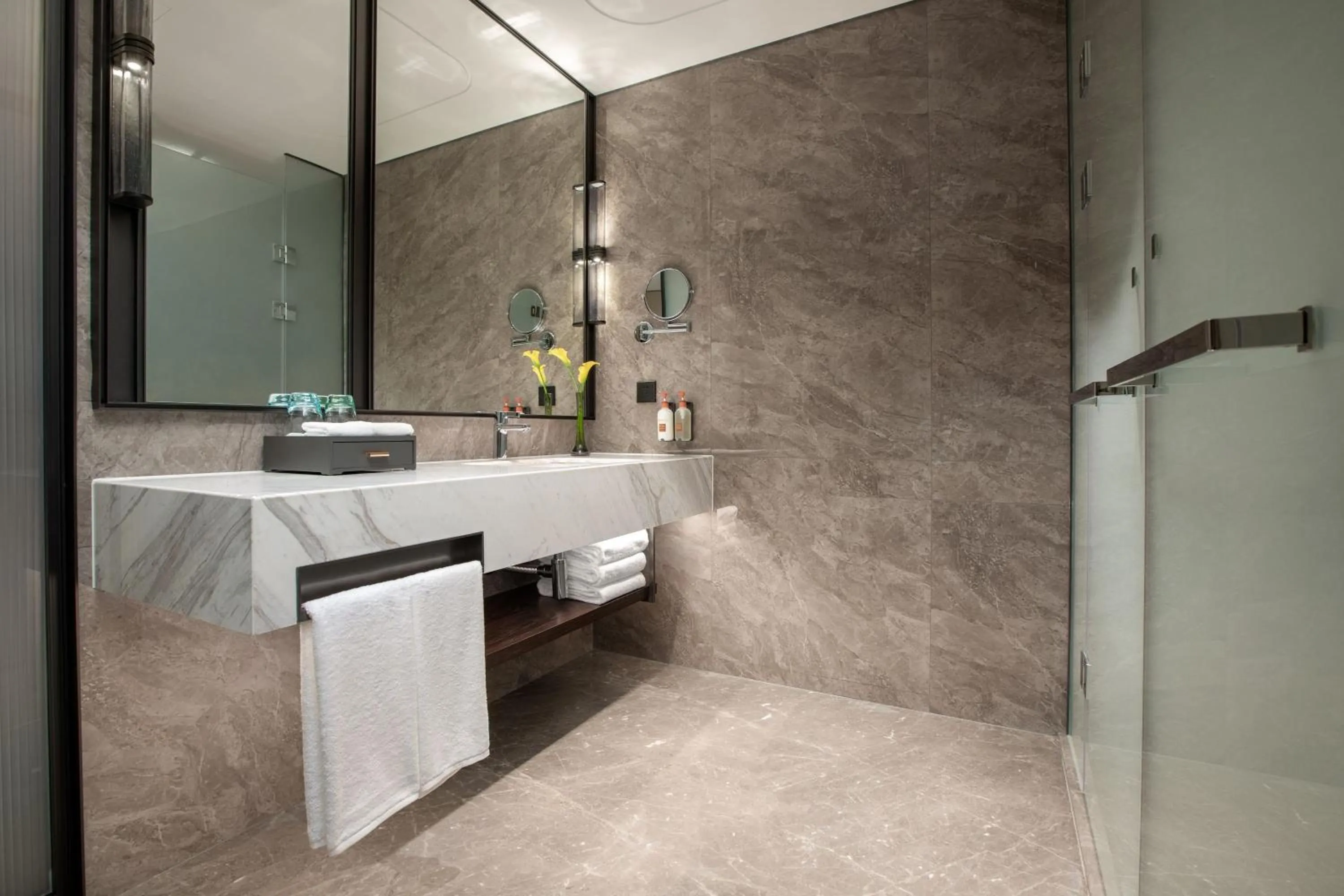 Photo of the whole room in Crowne Plaza Zhengzhou High Tech Zone by IHG