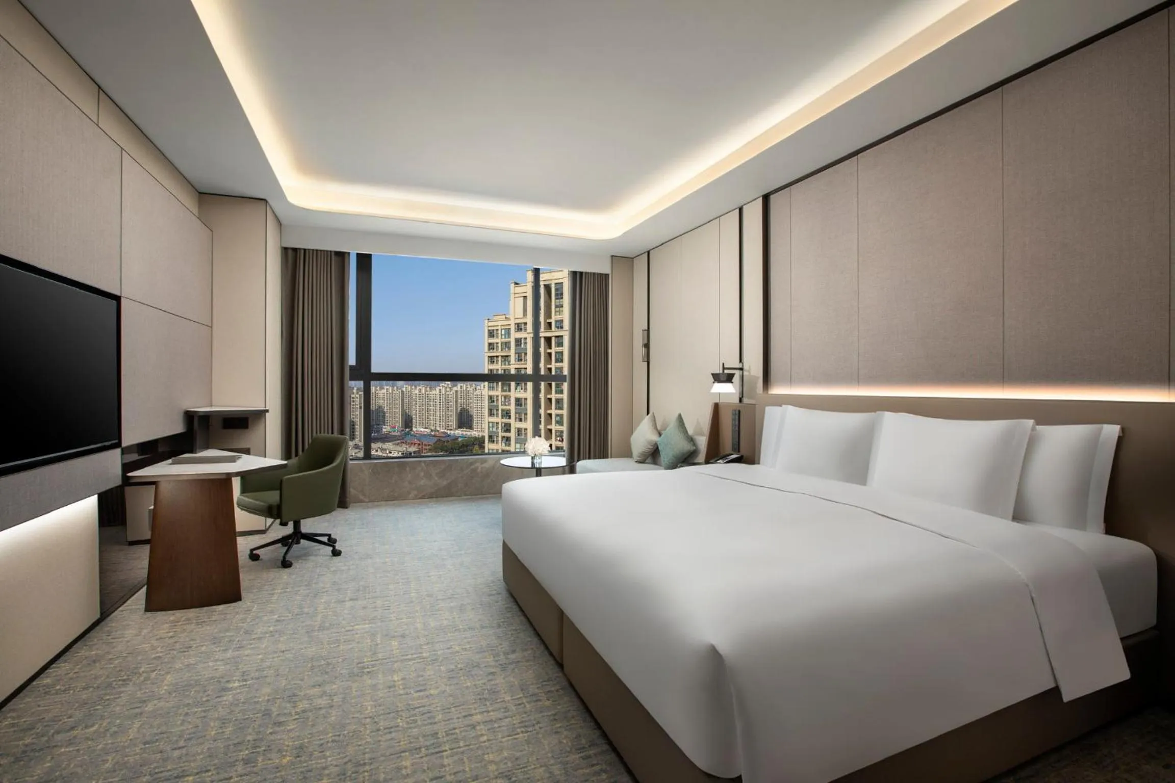 Photo of the whole room, Bed in Crowne Plaza Zhengzhou High Tech Zone by IHG