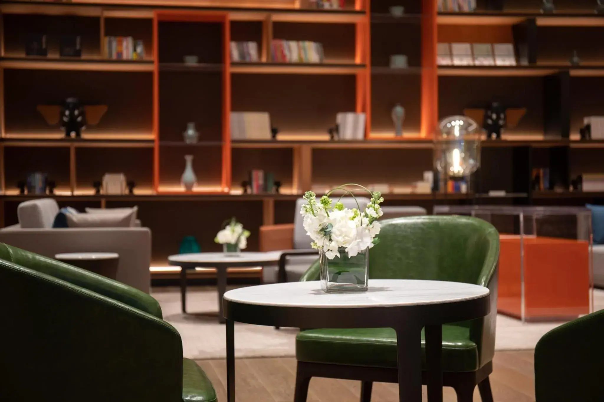 Lounge or bar in Crowne Plaza Zhengzhou High Tech Zone by IHG Lounge or bar in Crowne Plaza Zhengzhou High Tech Zone by IHG