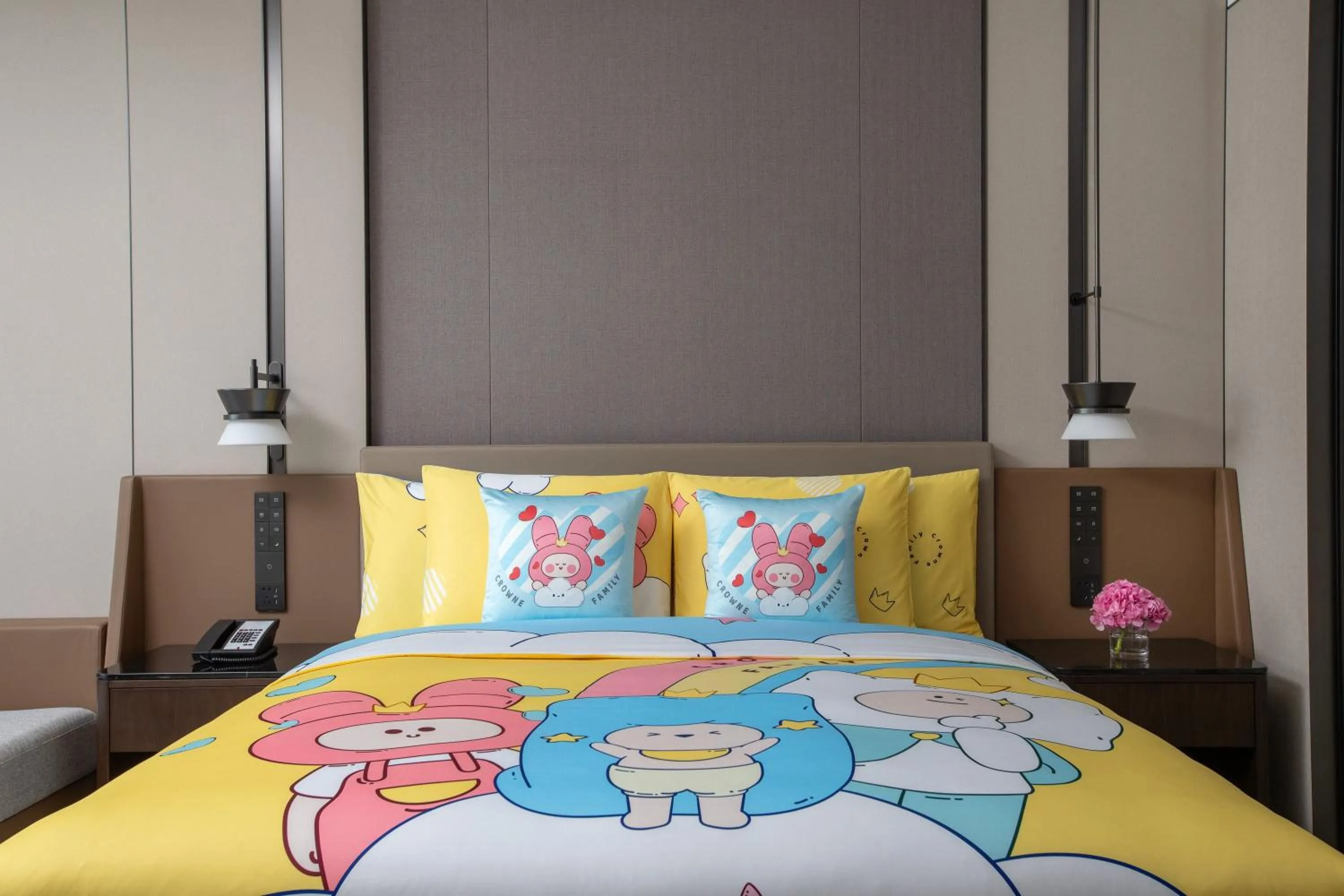 Photo of the whole room, Bed in Crowne Plaza Zhengzhou High Tech Zone by IHG