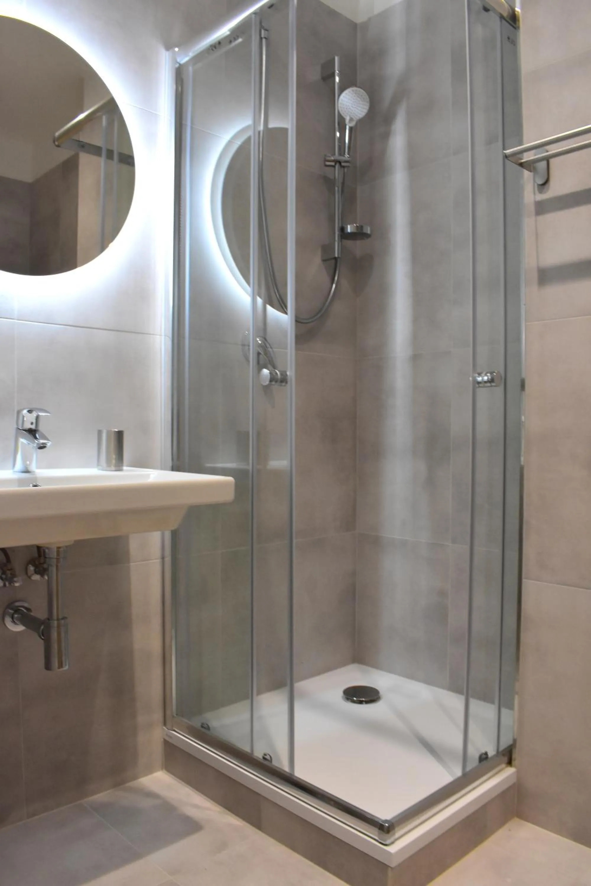 Shower in Seifert Residence