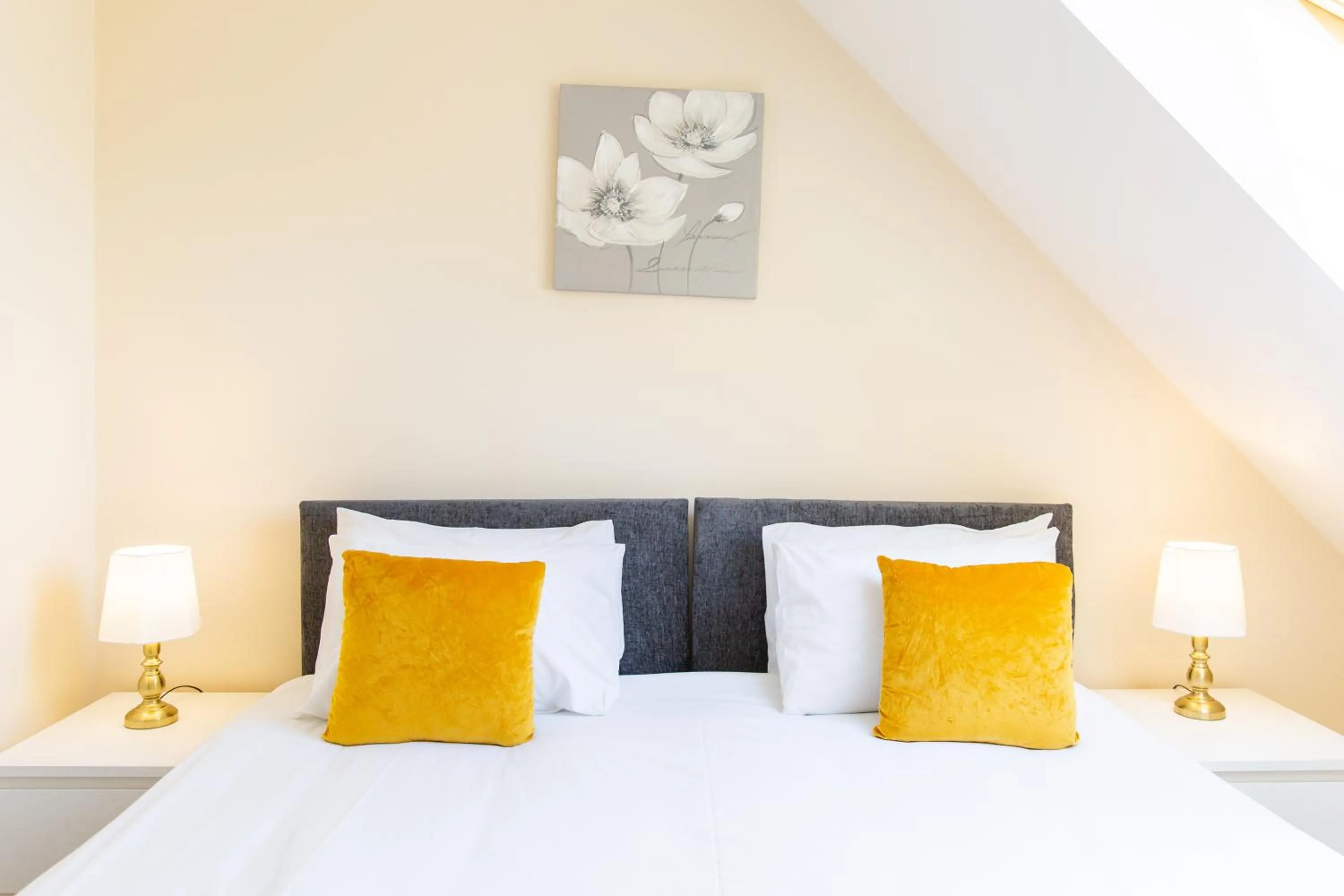 Bedroom, Bed in Velvet 1-bedroom penthouse, Clockhouse, Hoddesdon