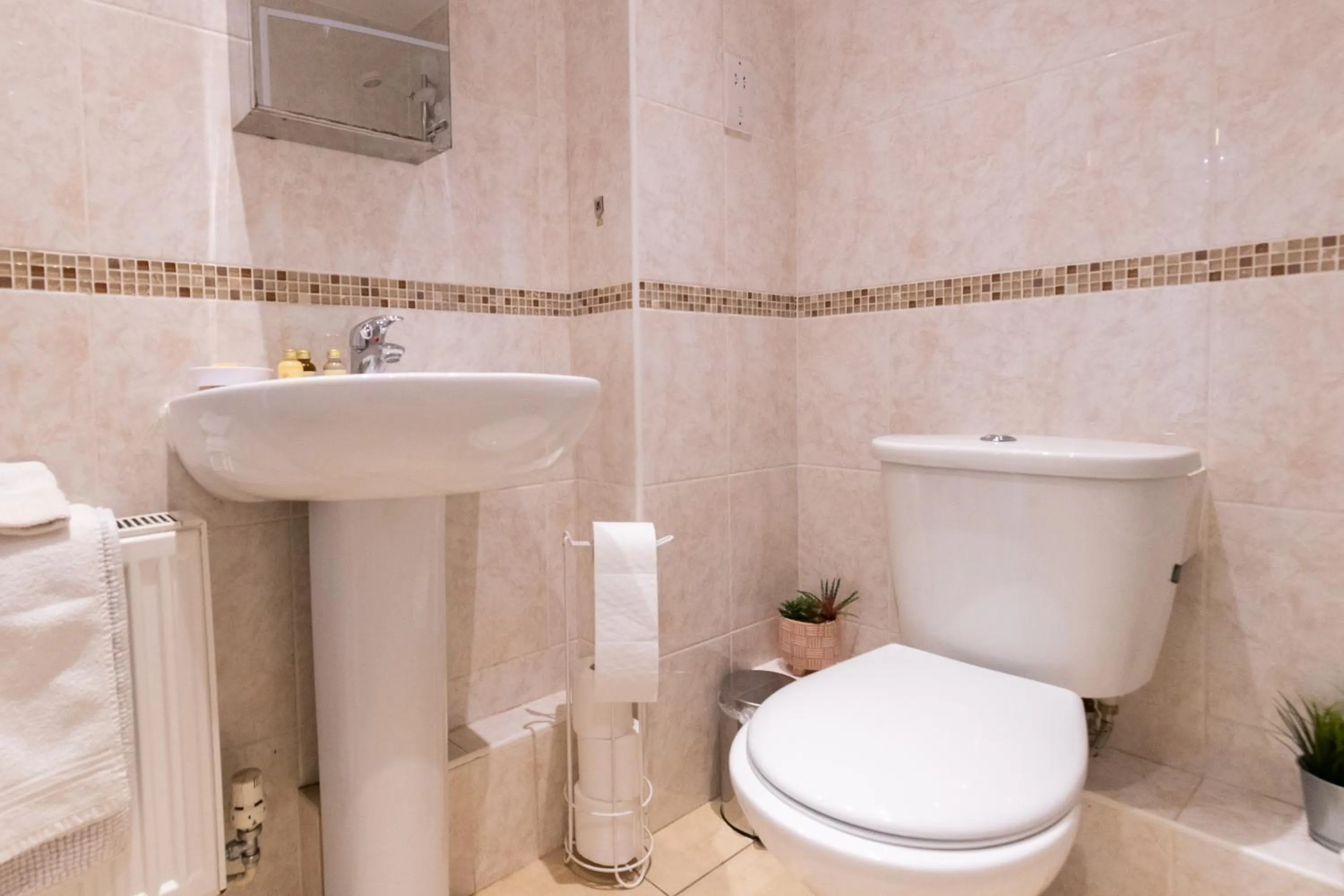 Bathroom in Velvet 1-bedroom penthouse, Clockhouse, Hoddesdon