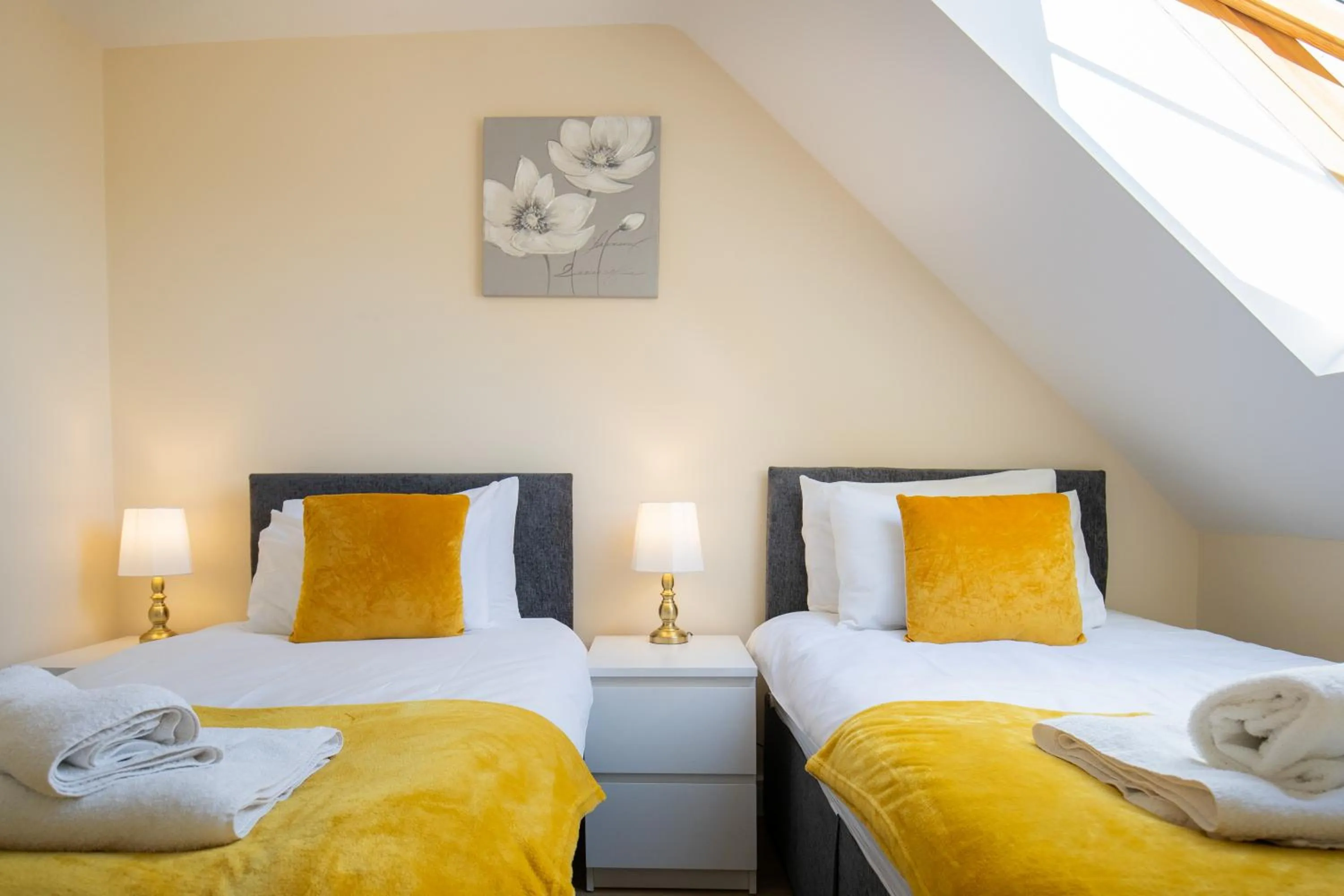 Bedroom, Bed in Velvet 1-bedroom penthouse, Clockhouse, Hoddesdon