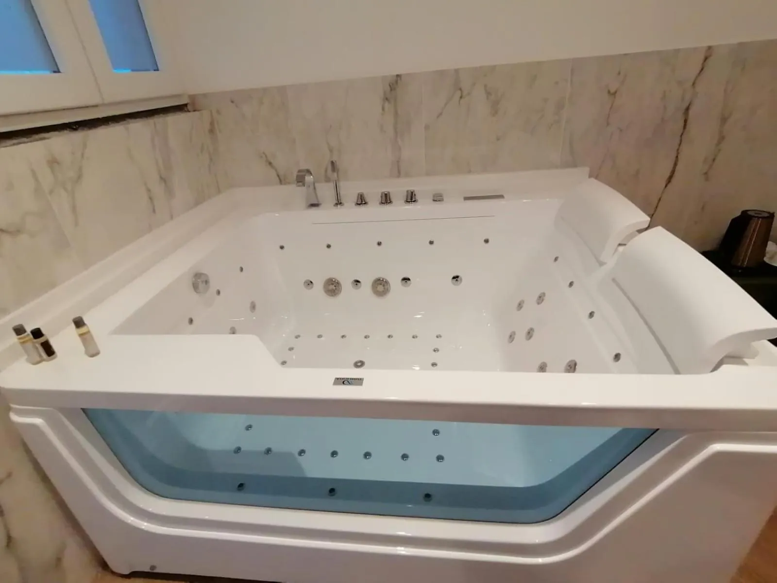 Hot Tub in Hotel XBusiness
