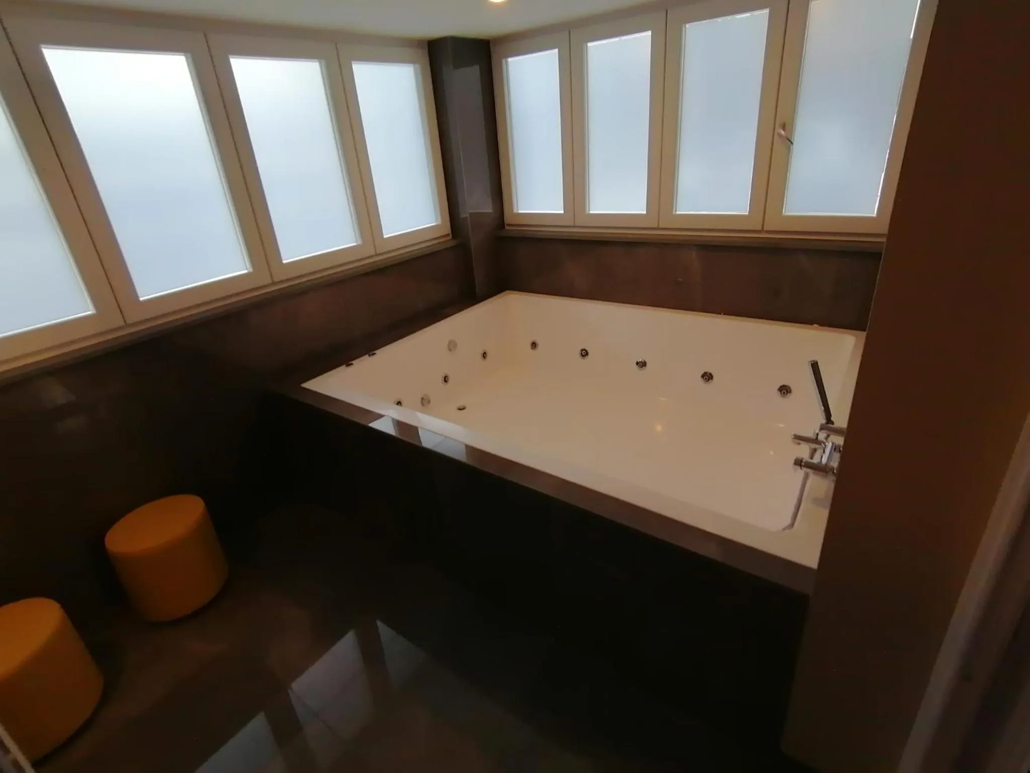 Hot Tub in Hotel XBusiness