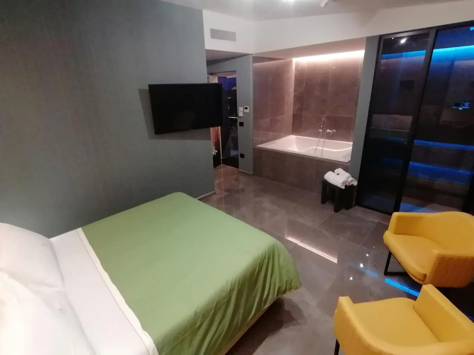 Photo of the whole room, Bed in Hotel XBusiness