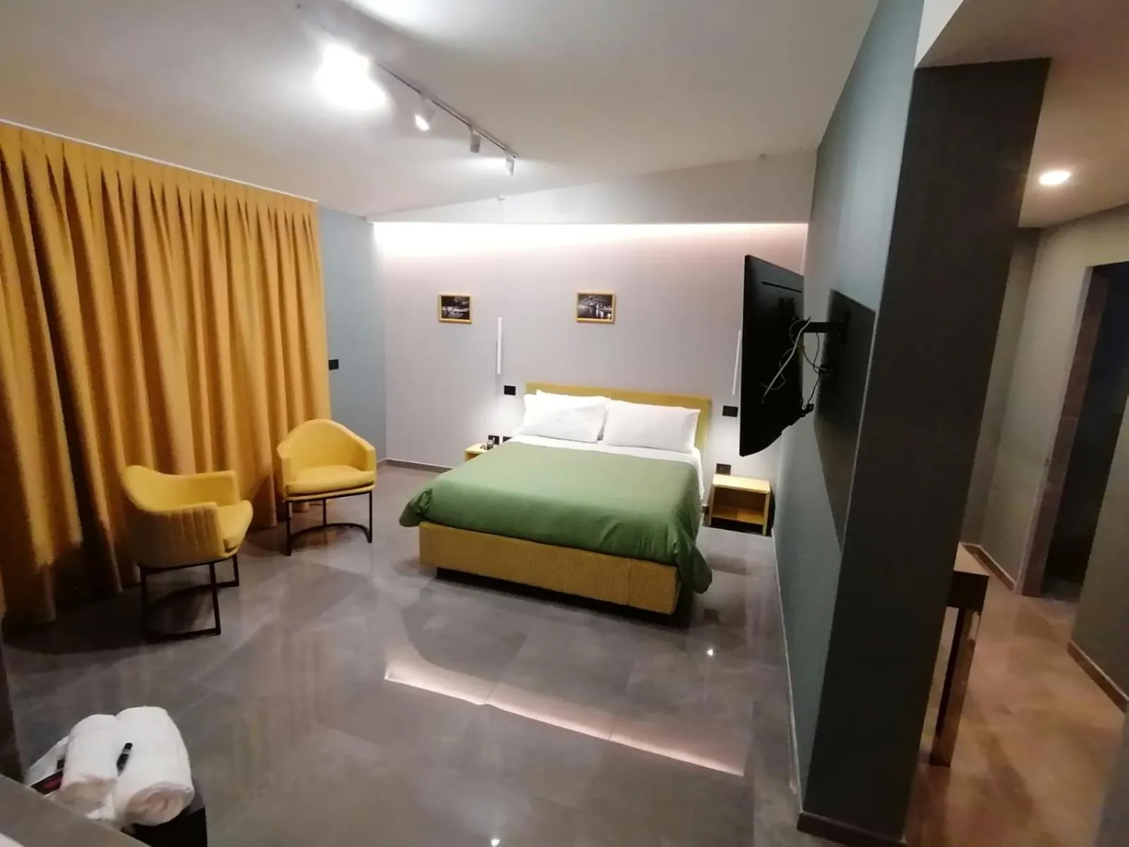 TV and multimedia, Bed in Hotel XBusiness