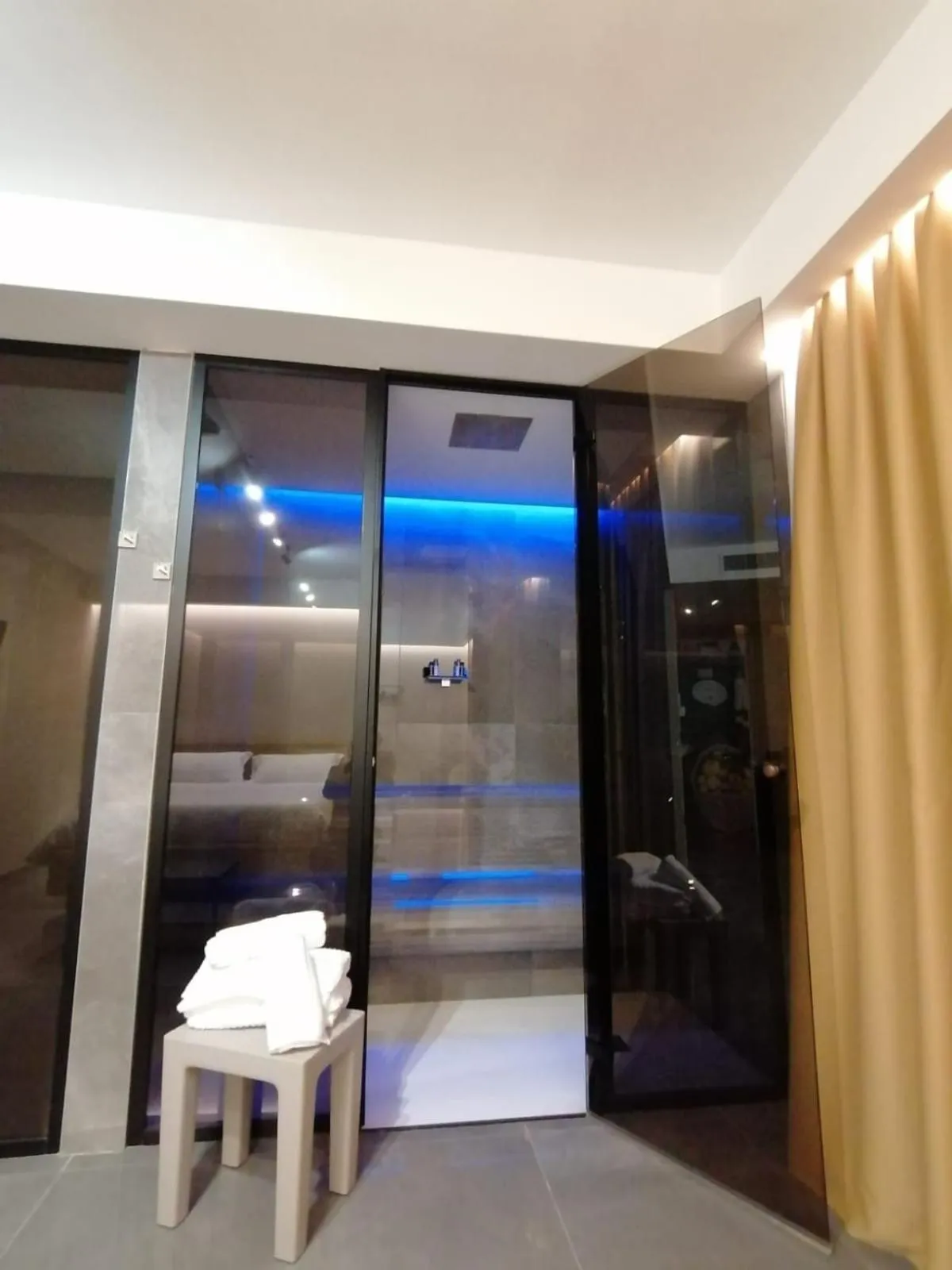 Shower in Hotel XBusiness