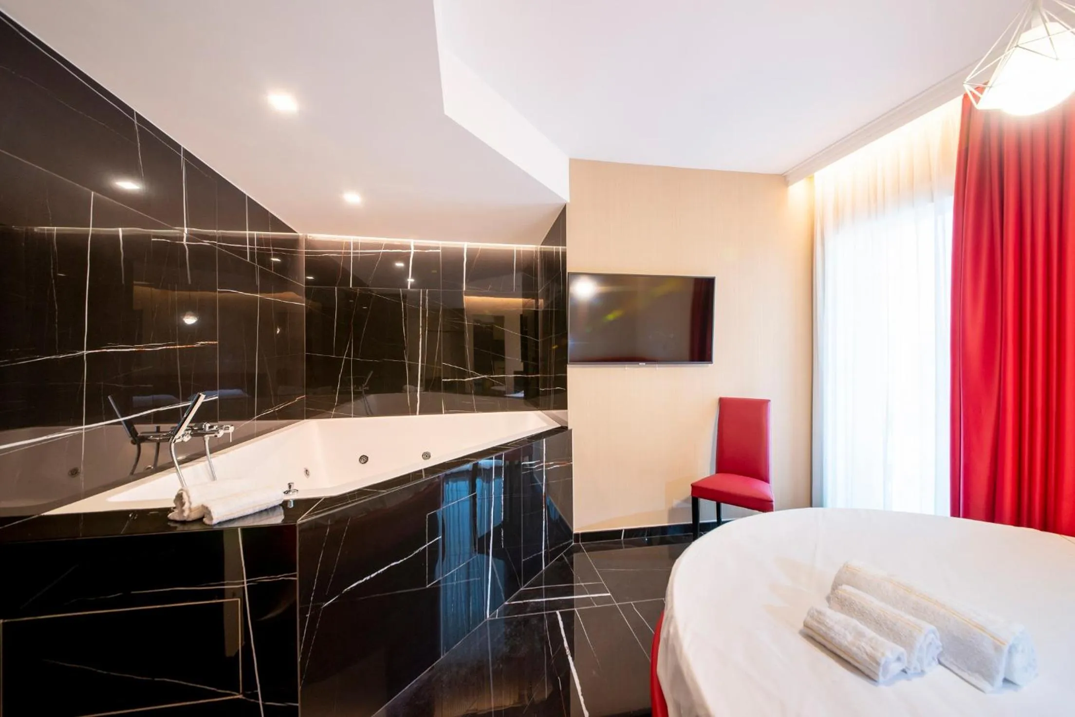 Hot Tub, Bed in Hotel XBusiness