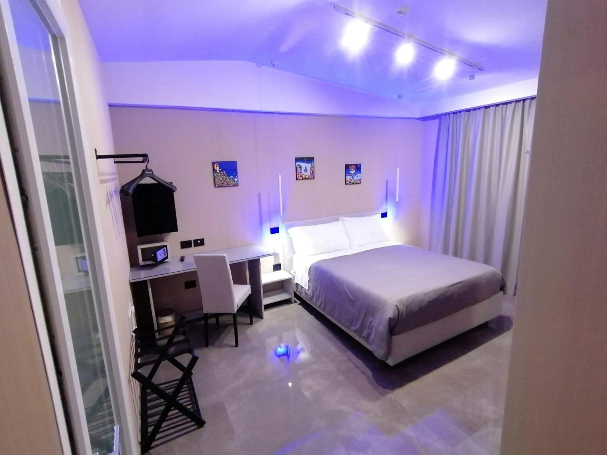 Photo of the whole room, Bed in Hotel XBusiness