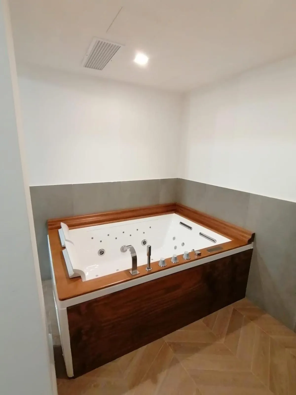 Hot Tub in Hotel XBusiness