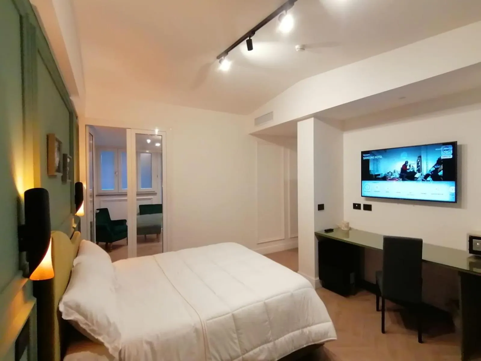 TV and multimedia, Bed in Hotel XBusiness