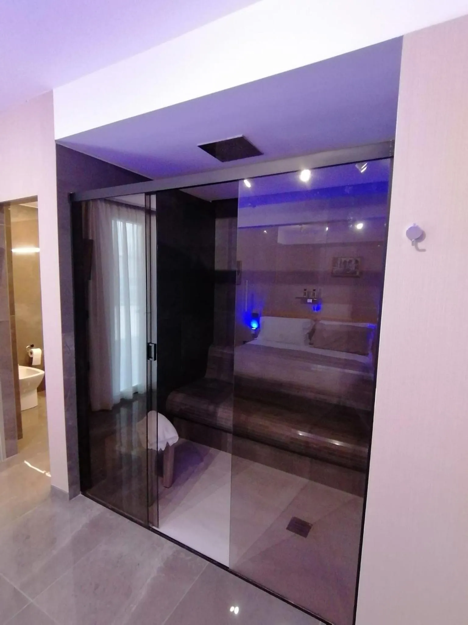 Shower in Hotel XBusiness