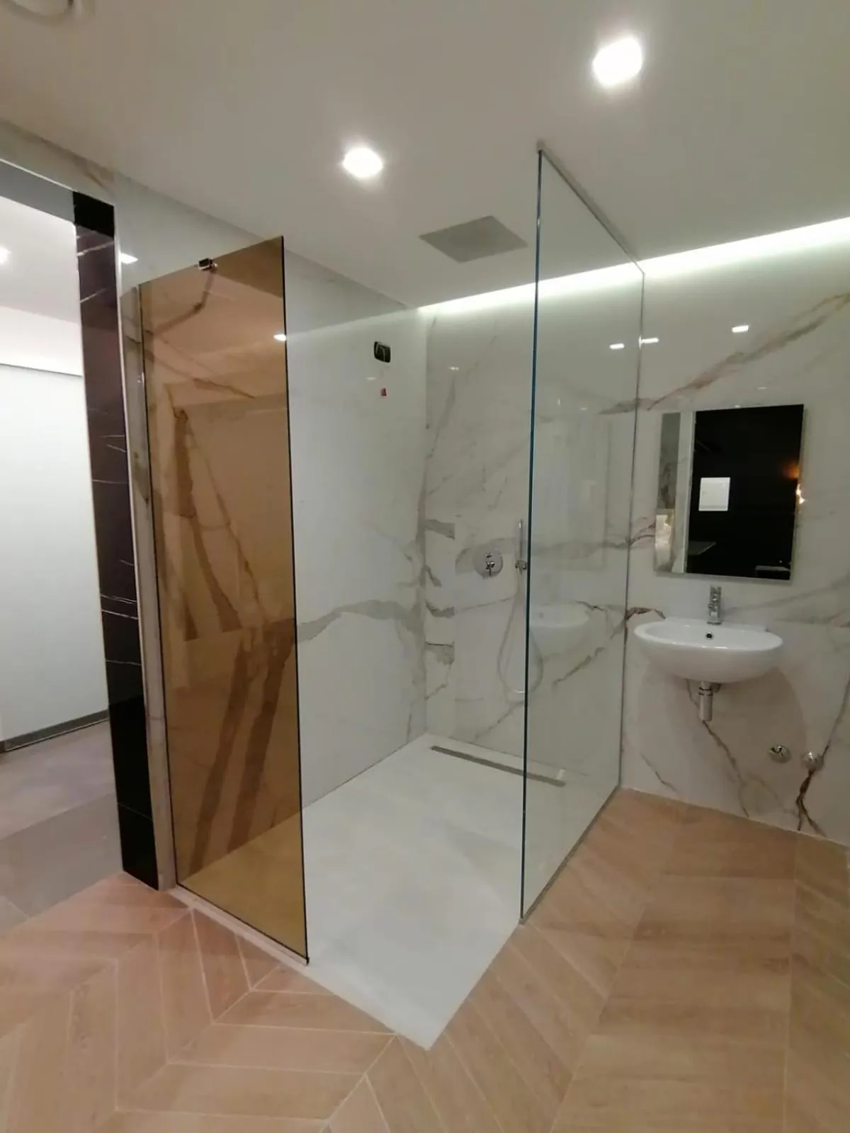 Shower in Hotel XBusiness