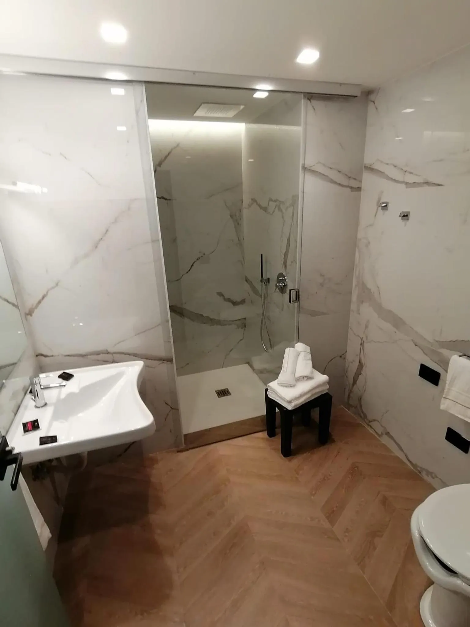 Shower in Hotel XBusiness