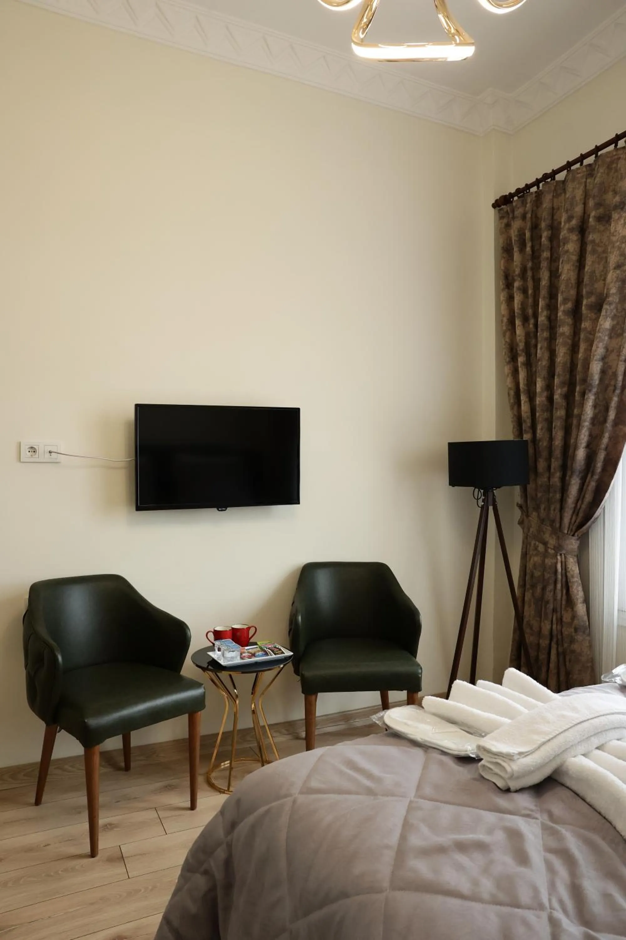 Communal lounge/ TV room, Bed in Bonita Apart