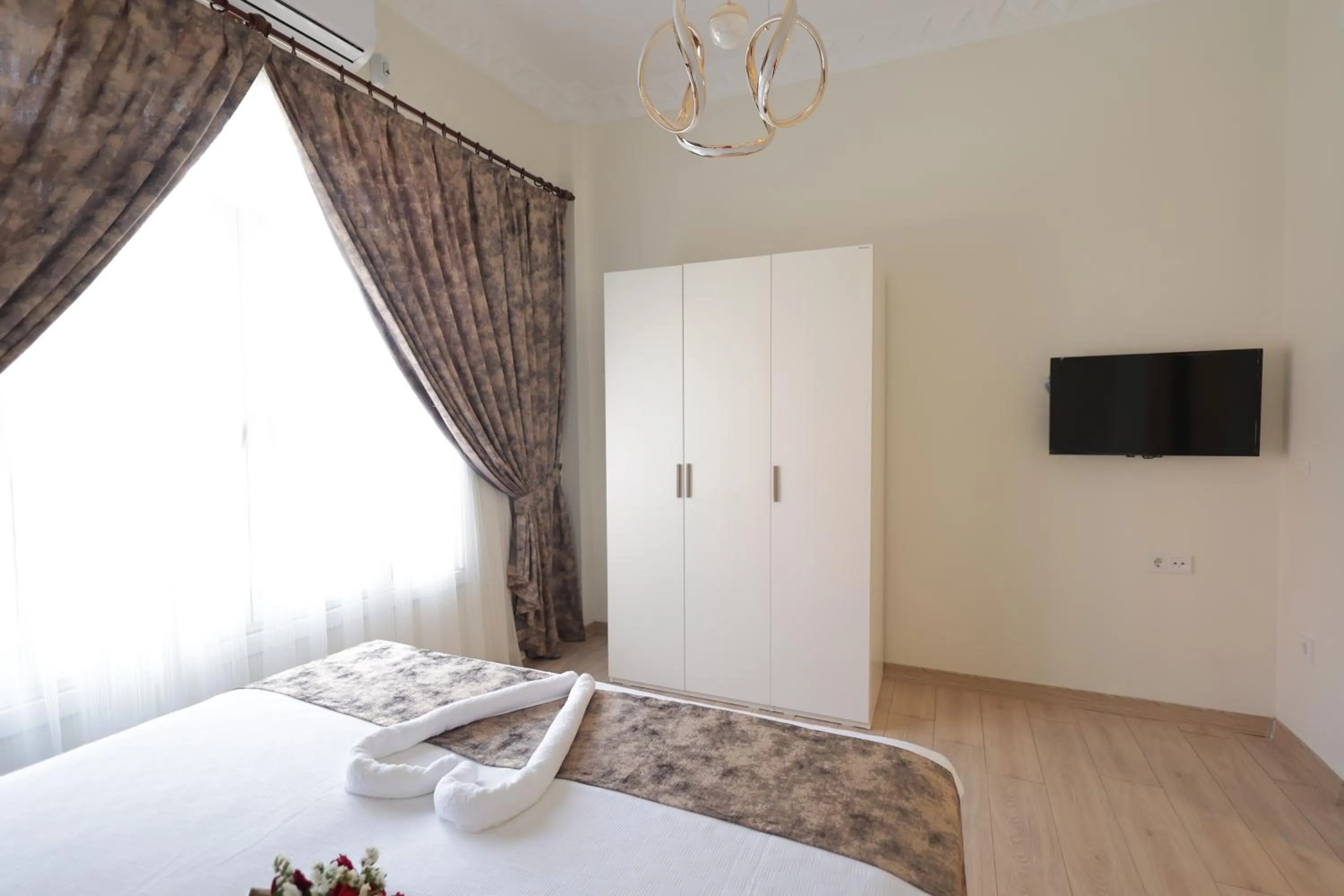 Communal lounge/ TV room, Bed in Bonita Apart