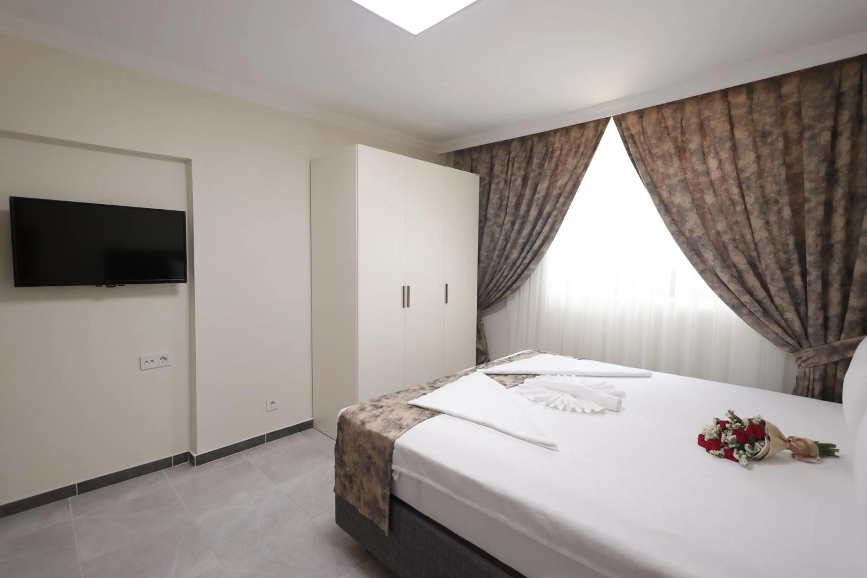 Communal lounge/ TV room, Bed in Bonita Apart