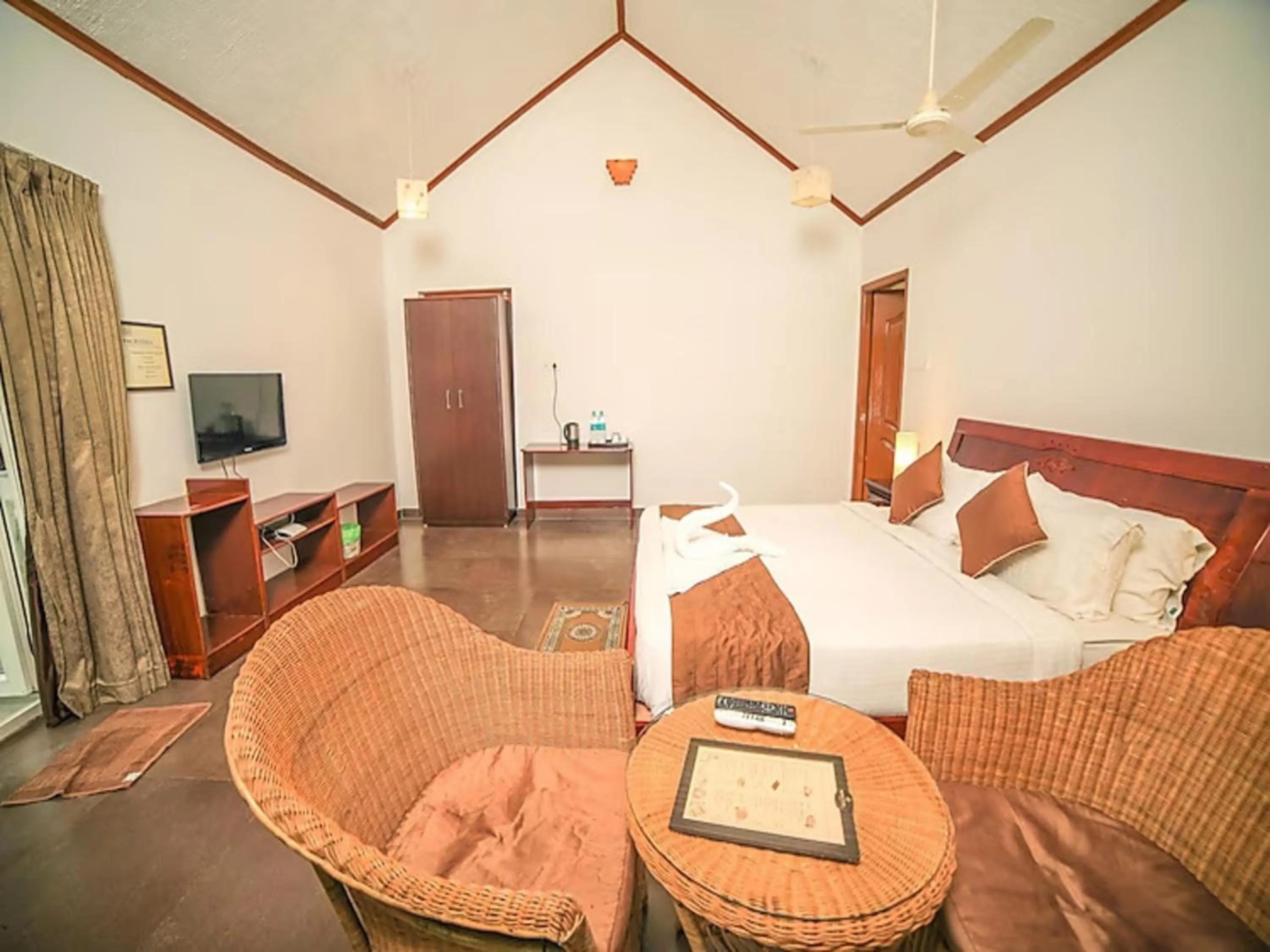 Seating area, Bed in WOW Bison Woods Organic Veg Resort - Yercaud