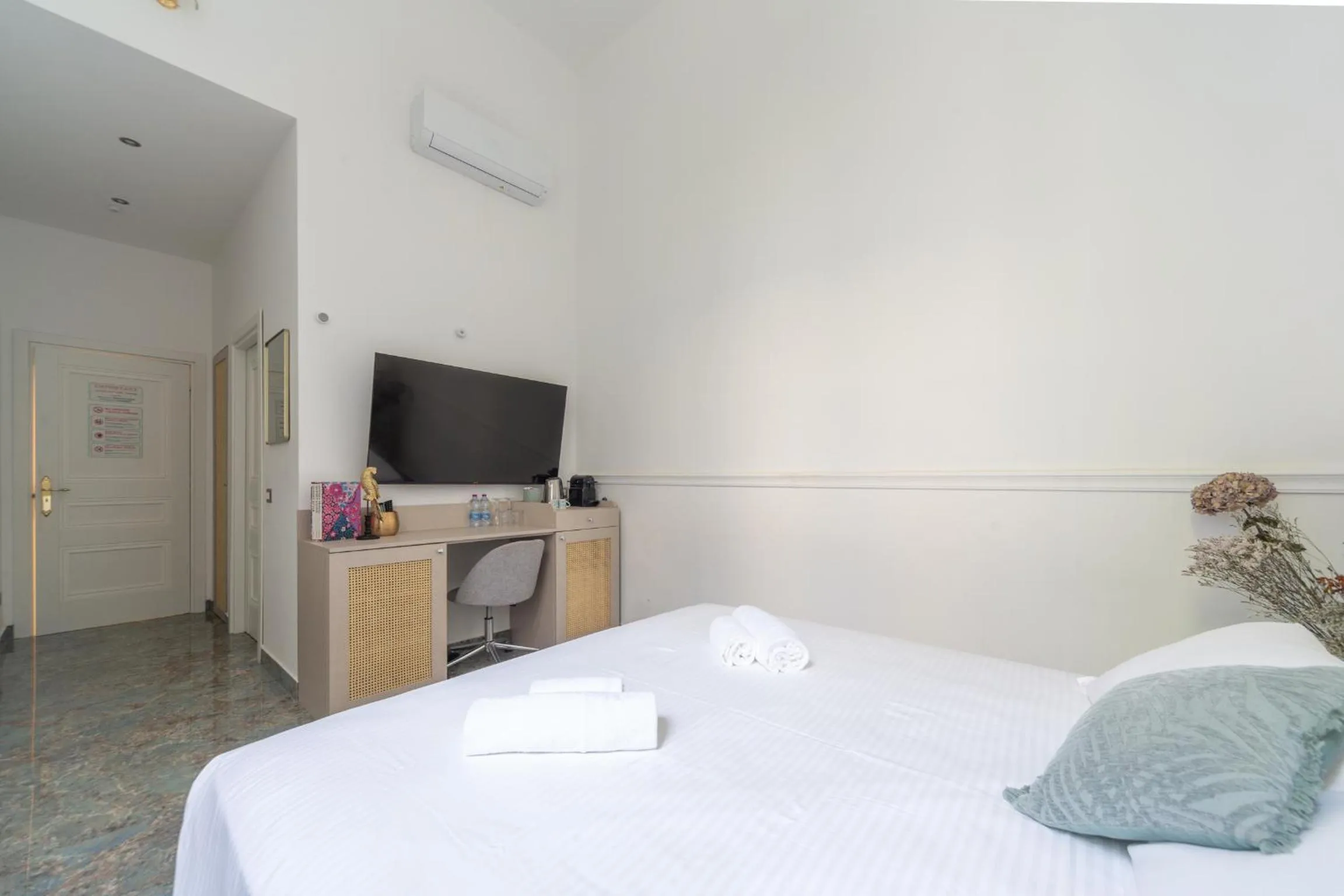 Seating area, Bed in Duomo Smart Suites