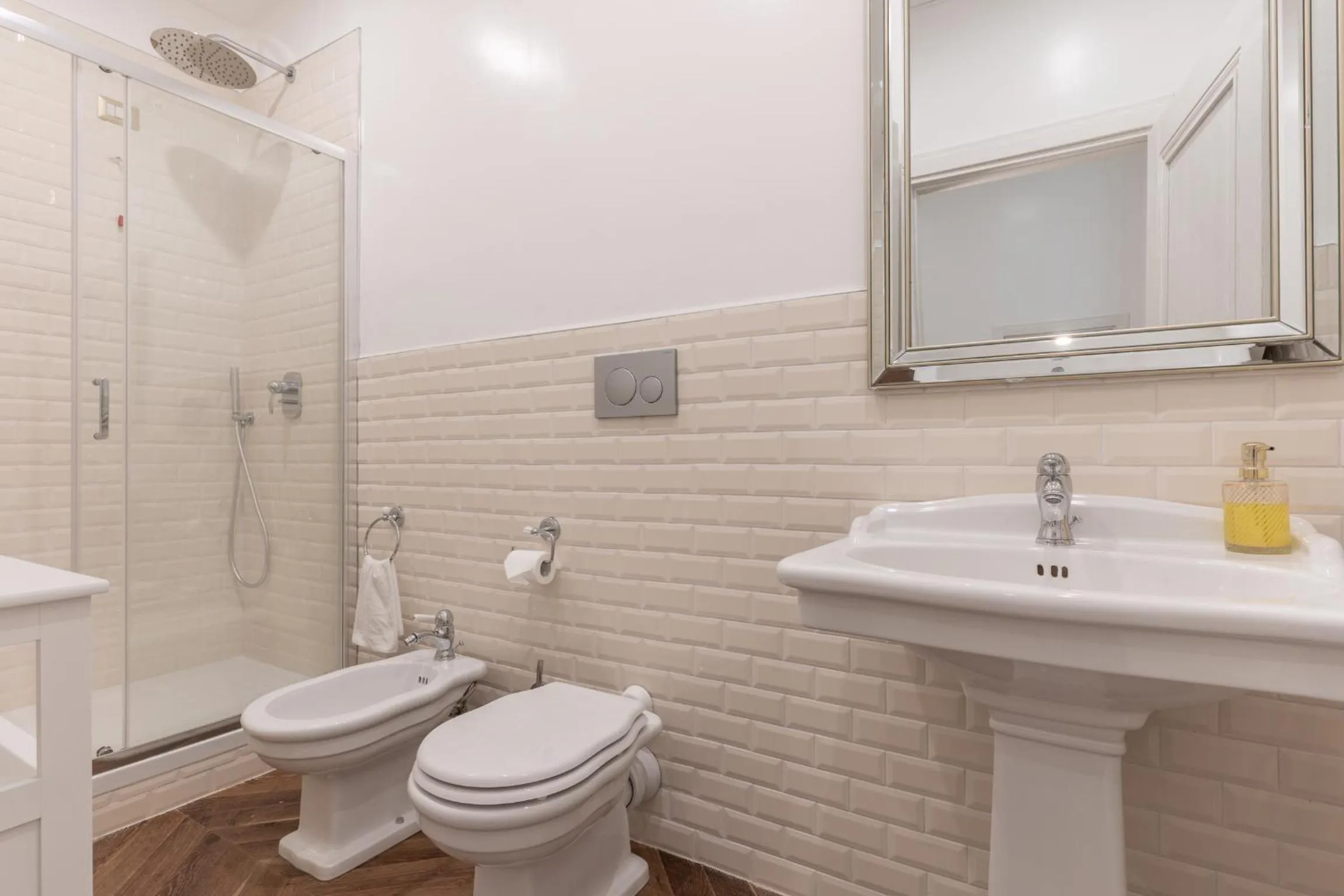 Shower in Duomo Smart Suites