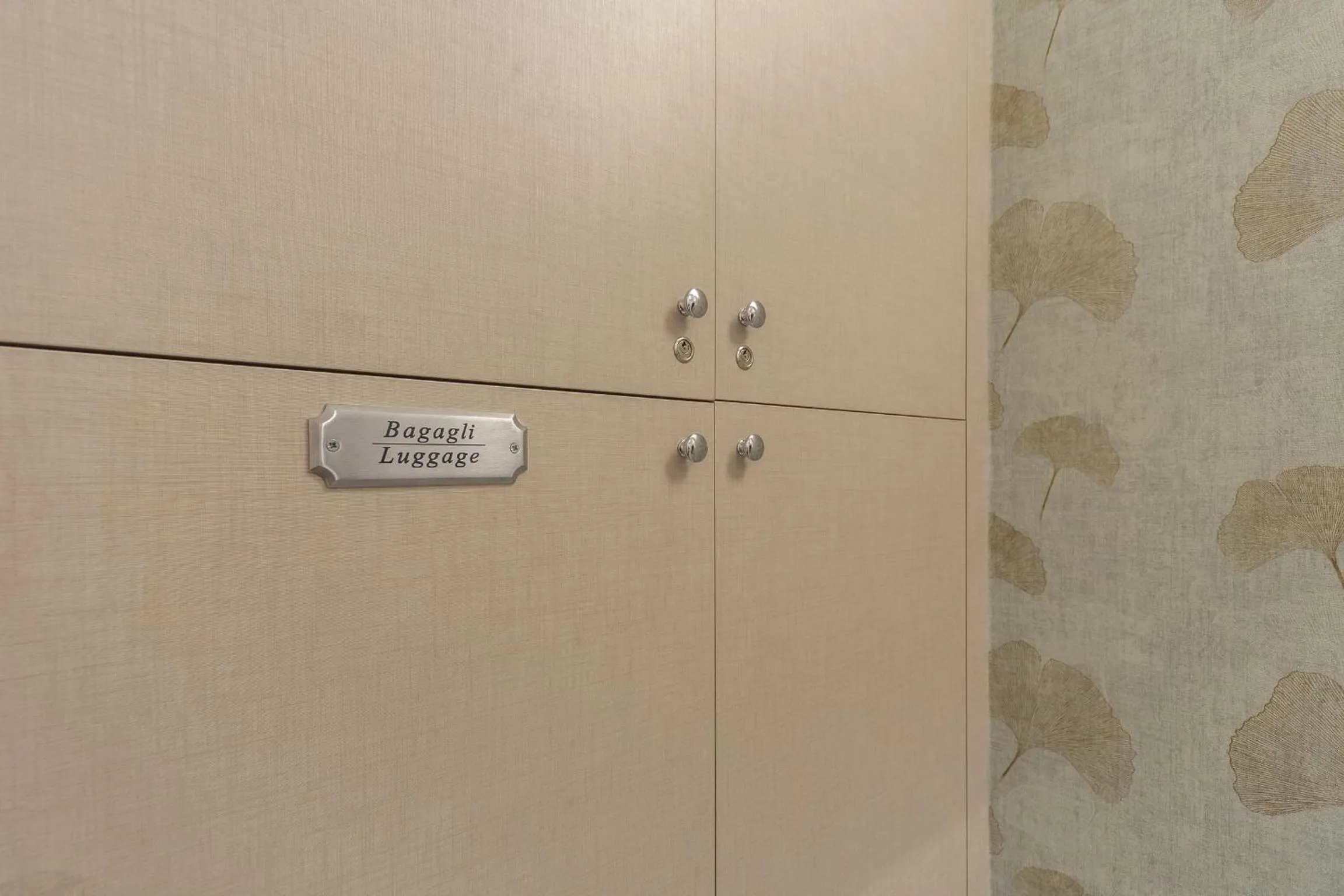 Logo/Certificate/Sign in Duomo Smart Suites