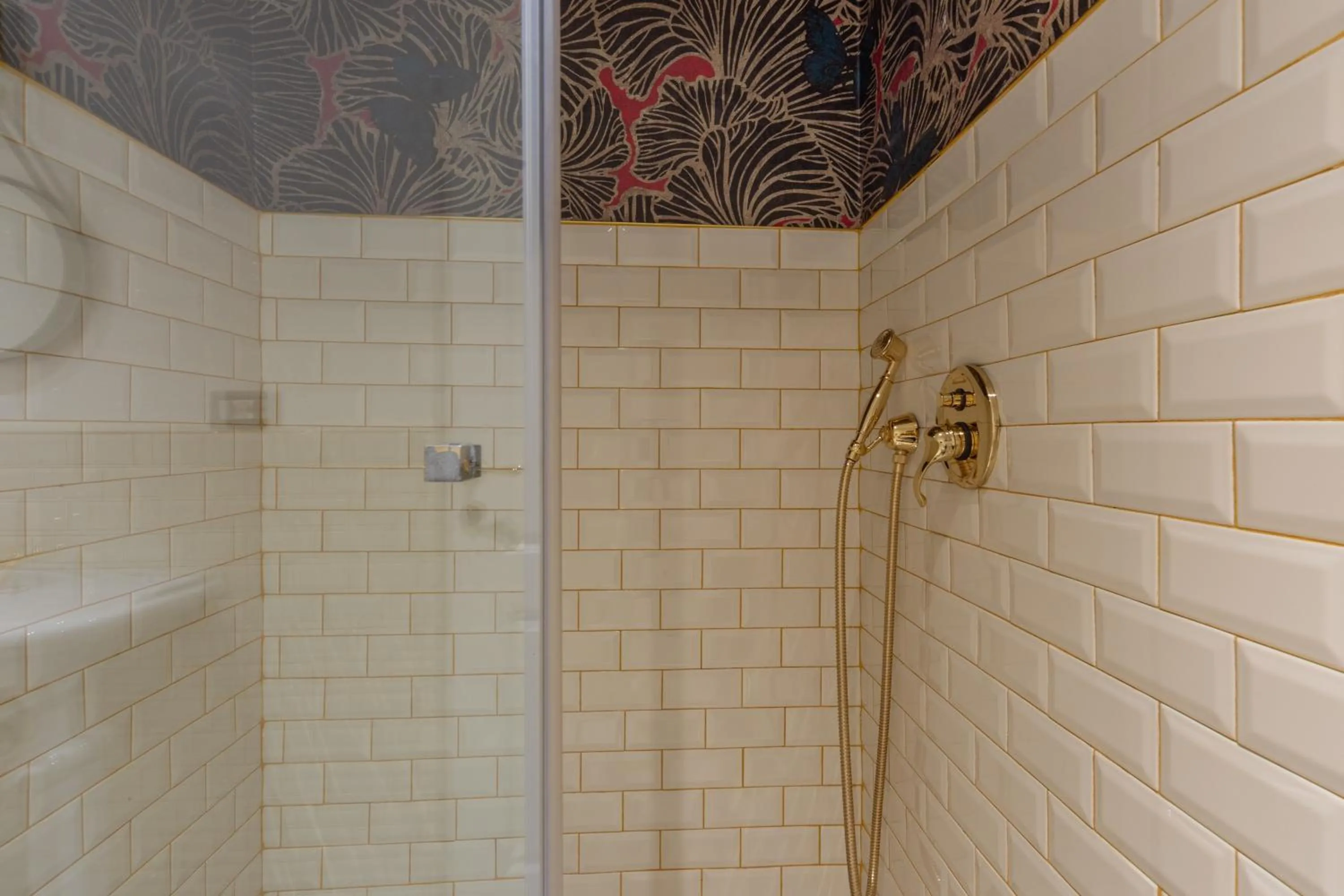 Shower in Duomo Smart Suites