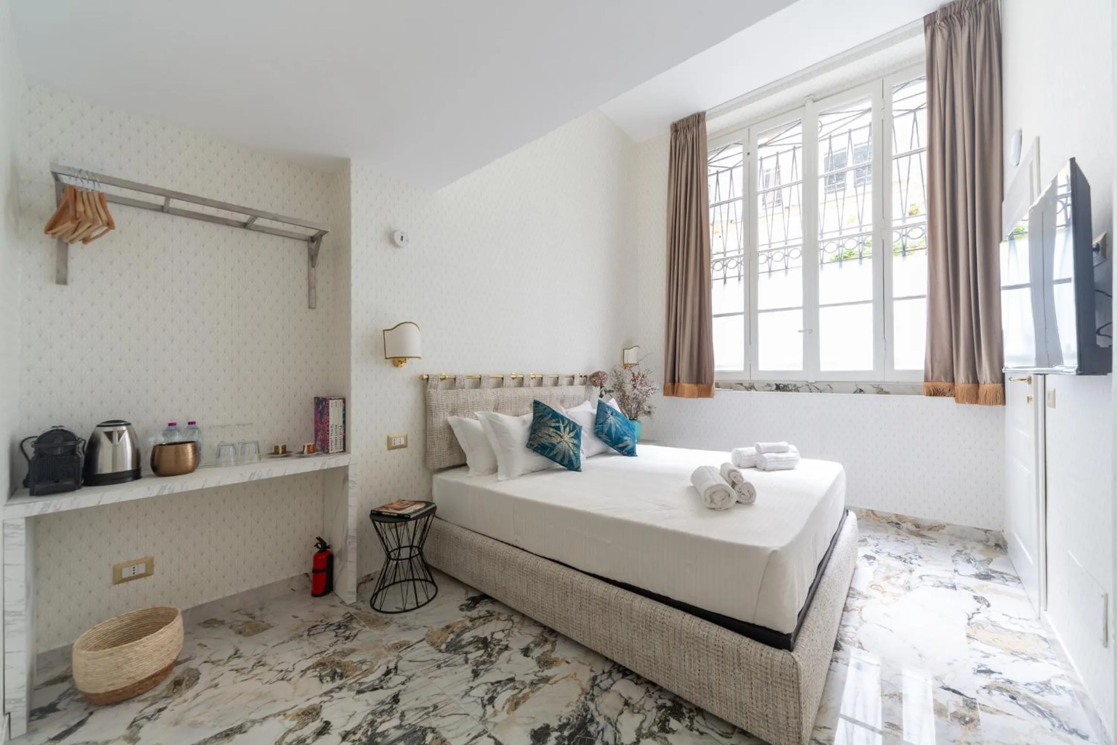 Seating area, Bed in Duomo Smart Suites