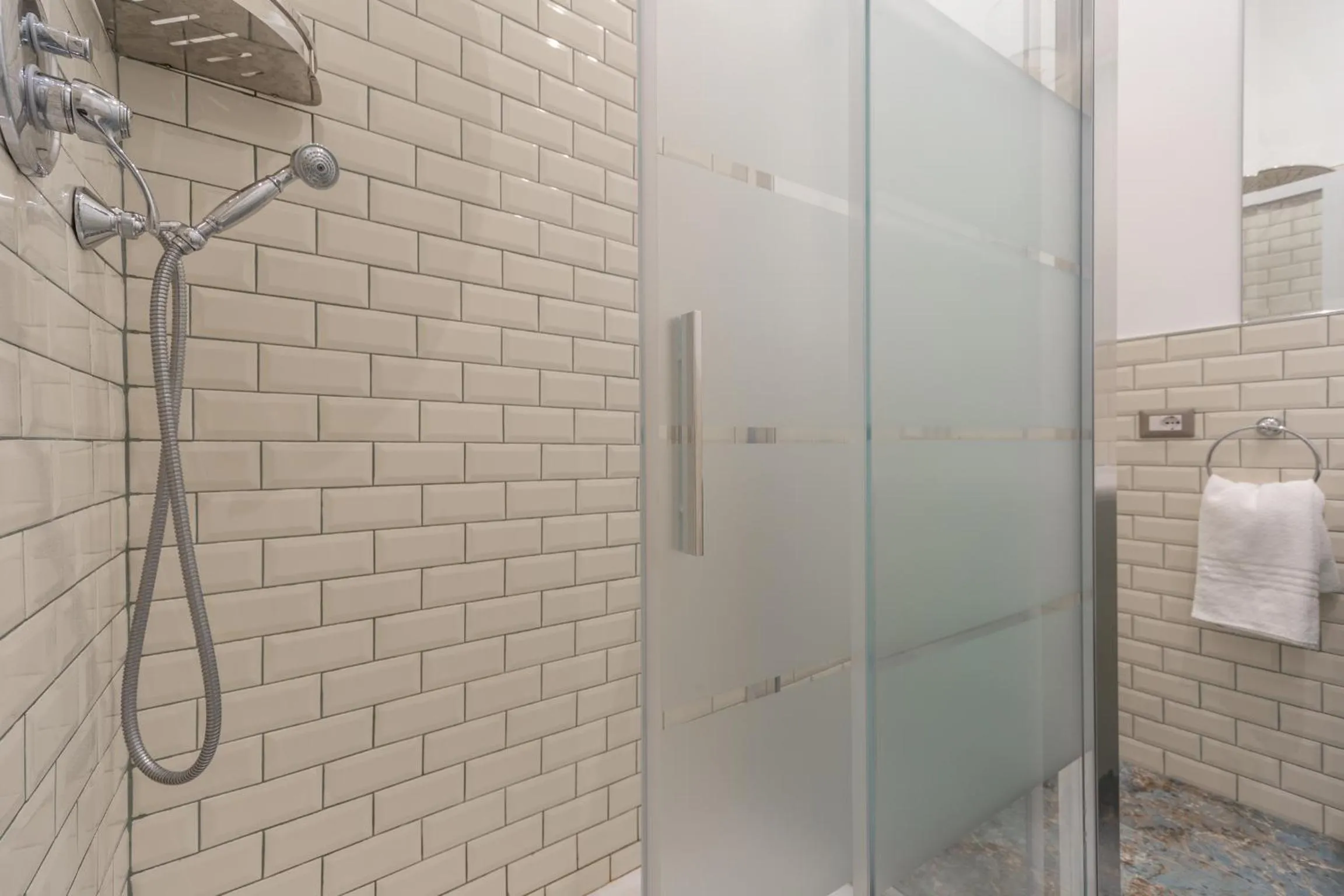 Shower in Duomo Smart Suites