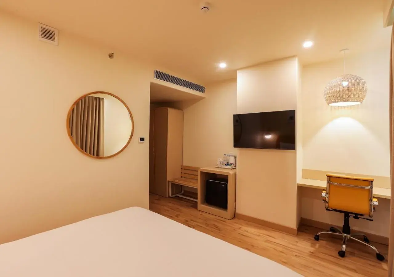 Photo of the whole room, Bed in Bloom Hotel - Jalandhar Photo of the whole room, Bed in Bloom Hotel - Jalandhar