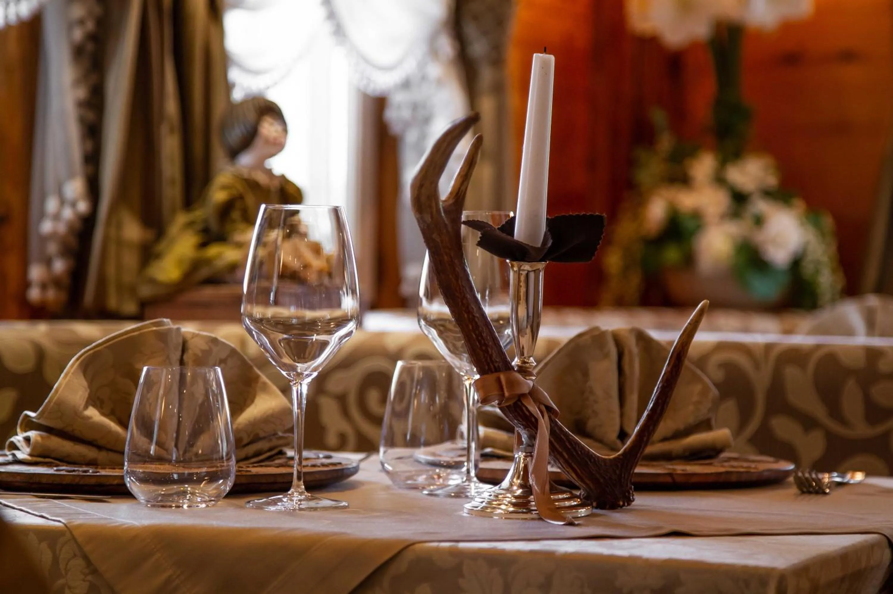 Restaurant/places to eat in Hotel Astoria