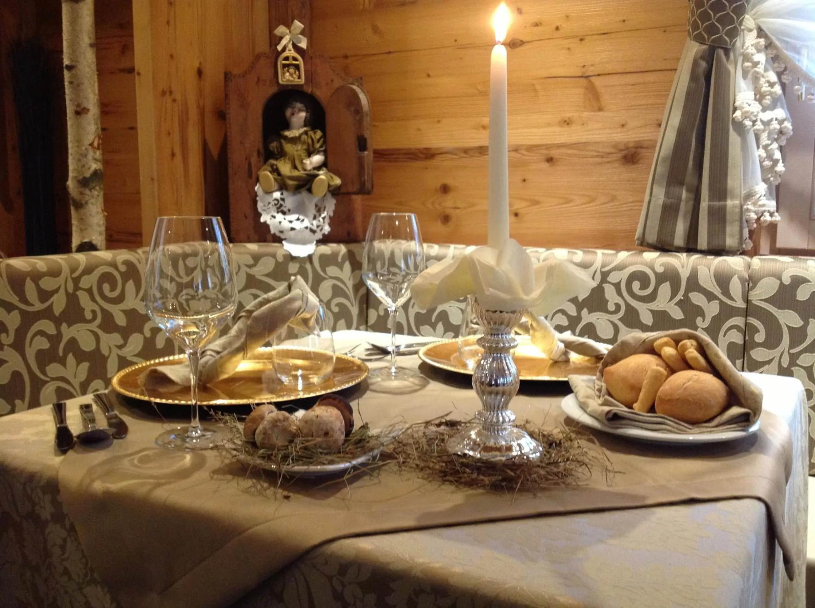 Restaurant/places to eat in Hotel Astoria