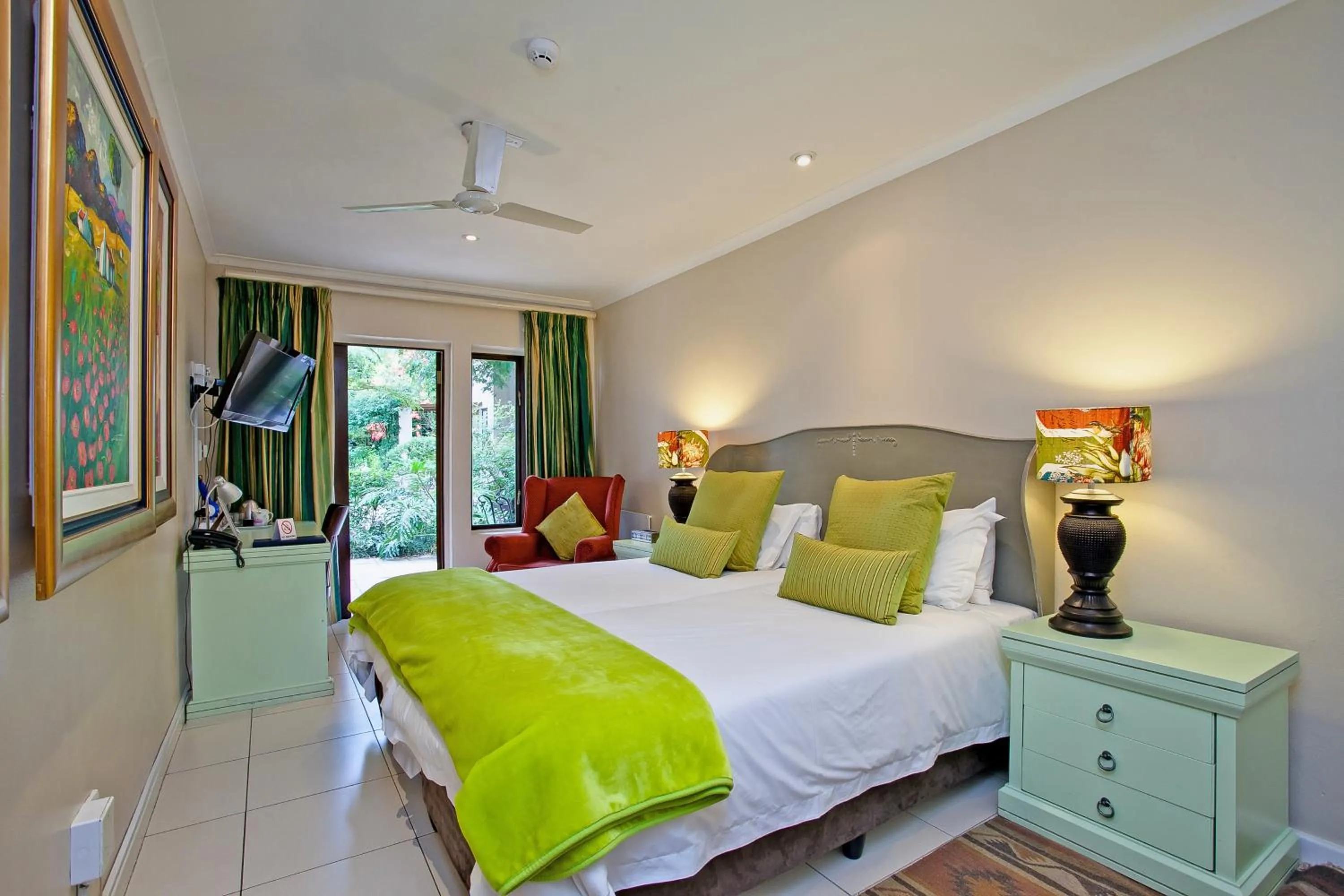 Bed in No 66 Sandton Lodge