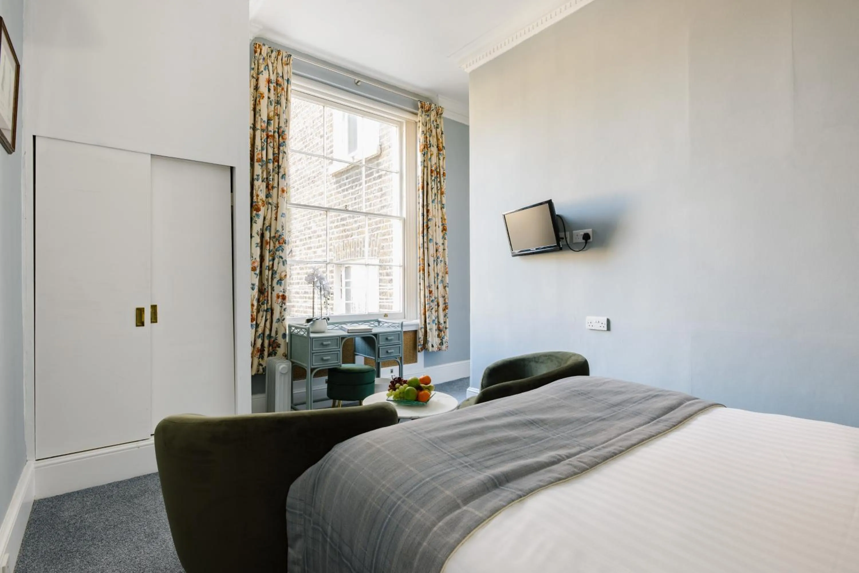 Photo of the whole room, Bed in The Abbey Notting Hill