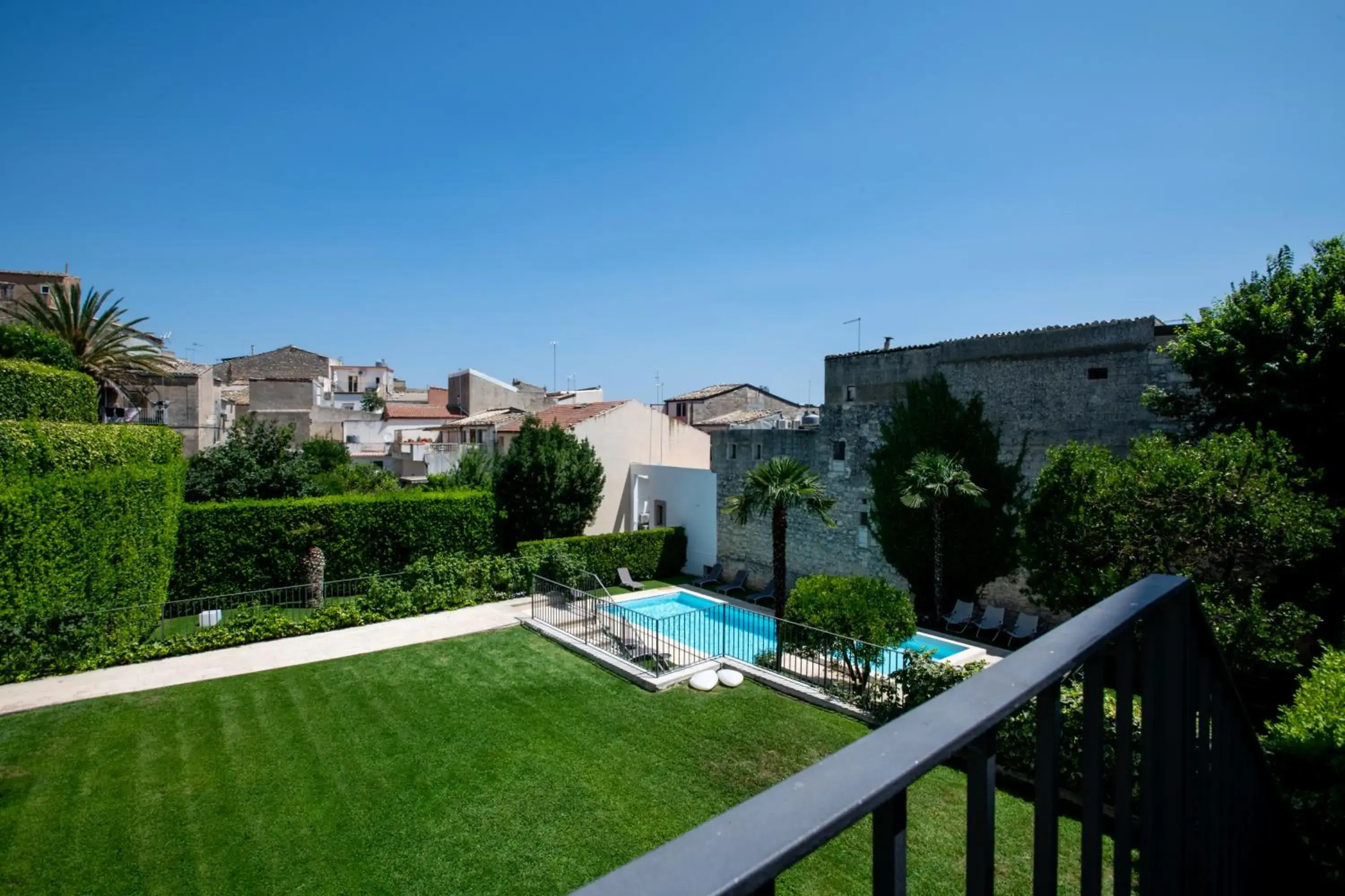 Property building in Villa Del Lauro Property building in Villa Del Lauro