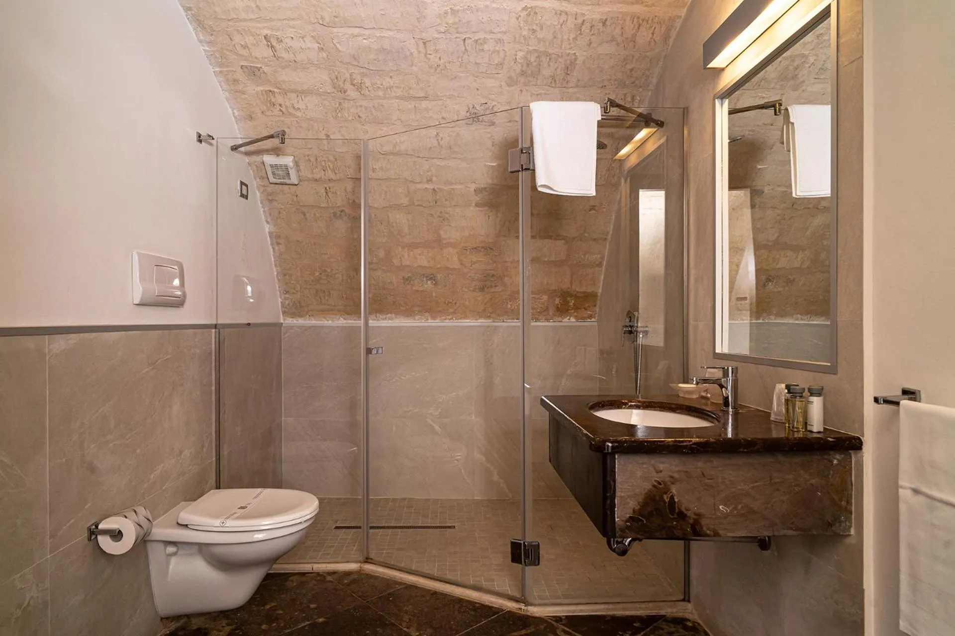 Shower in Villa Del Lauro