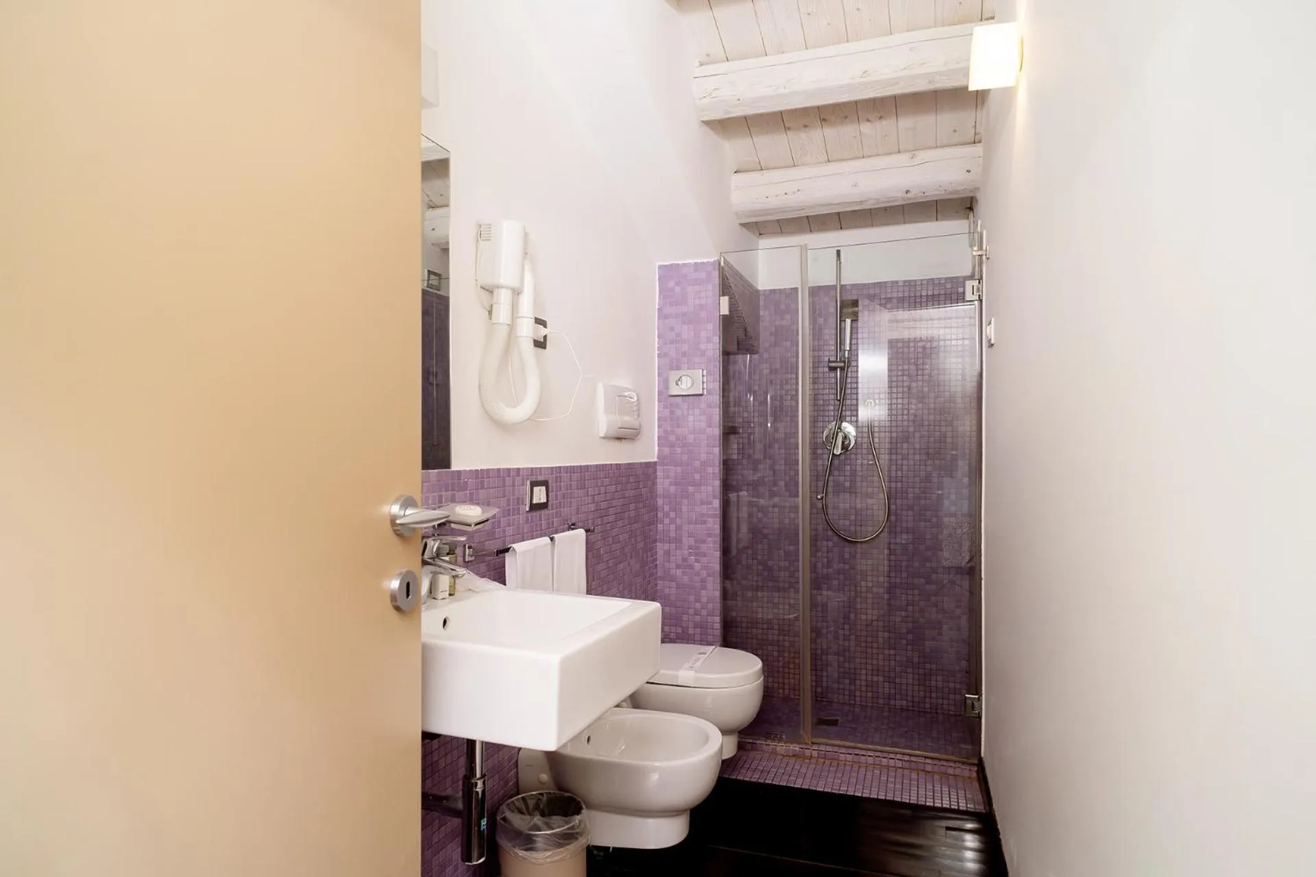 Shower in Villa Del Lauro