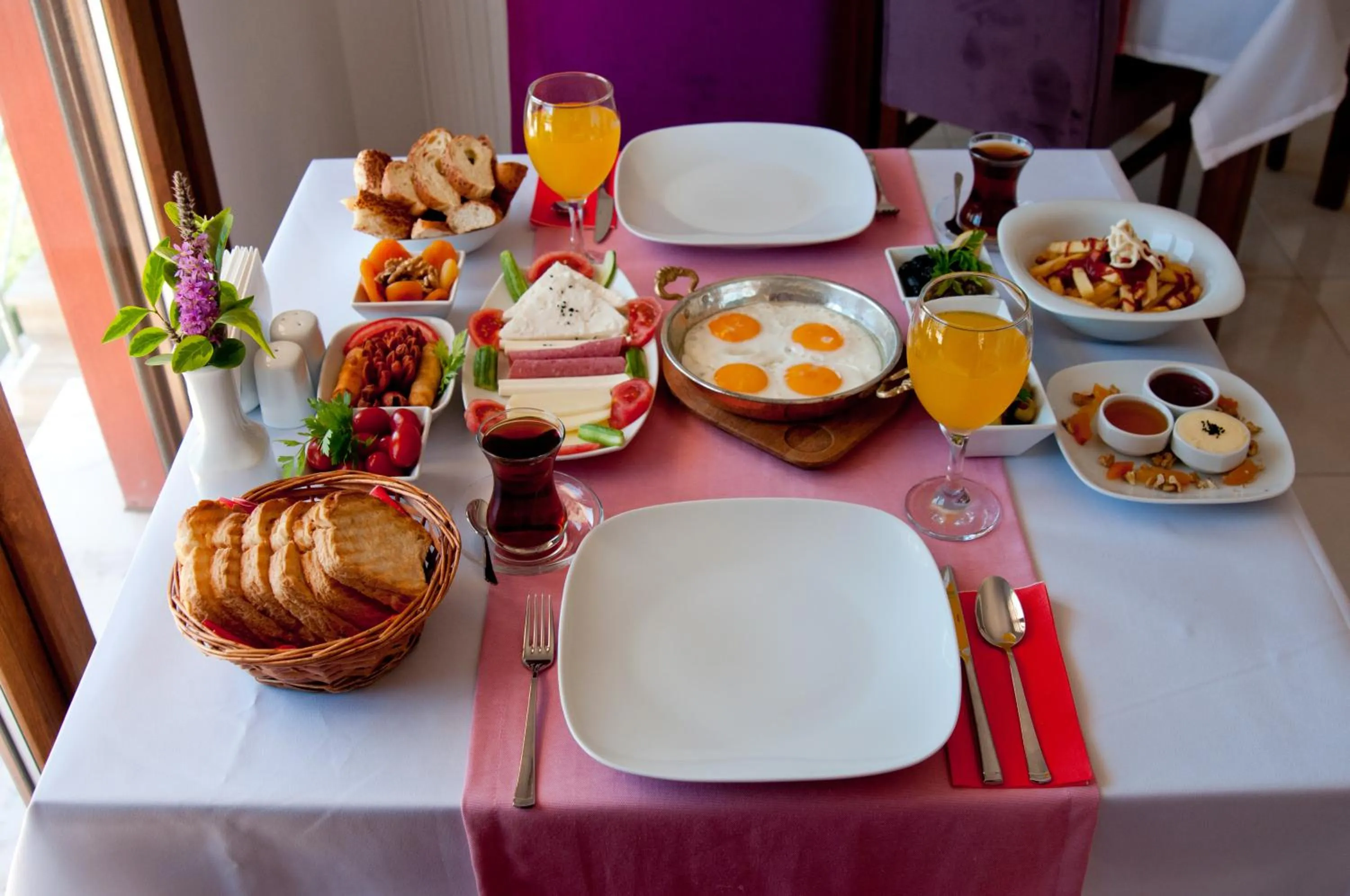 Dining area in DEFNE OTEL